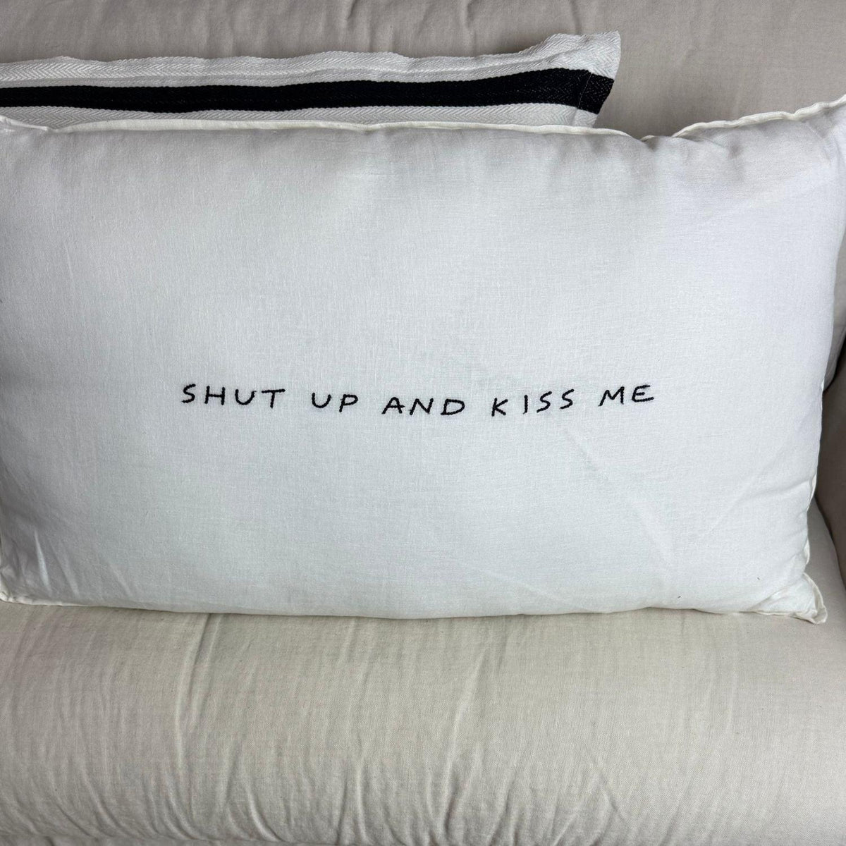 Linnen kussen + binnenkussen | Don't Talk Just Kiss Me | Naturel.