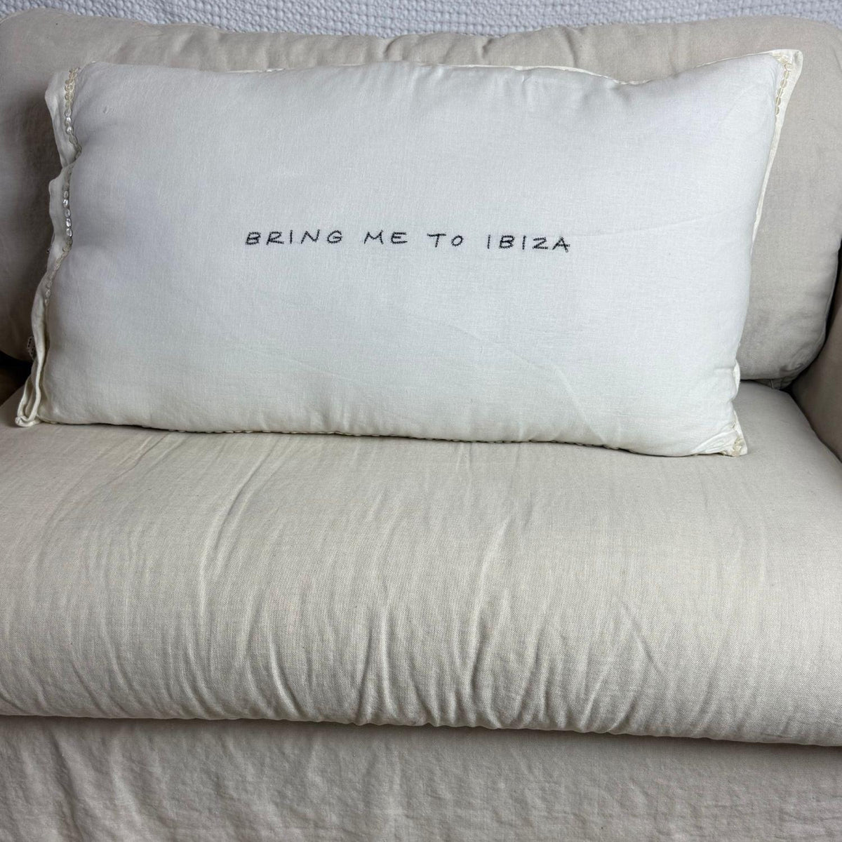 Linnen kussen + binnenkussen | Bring Me To Ibiza | wit.