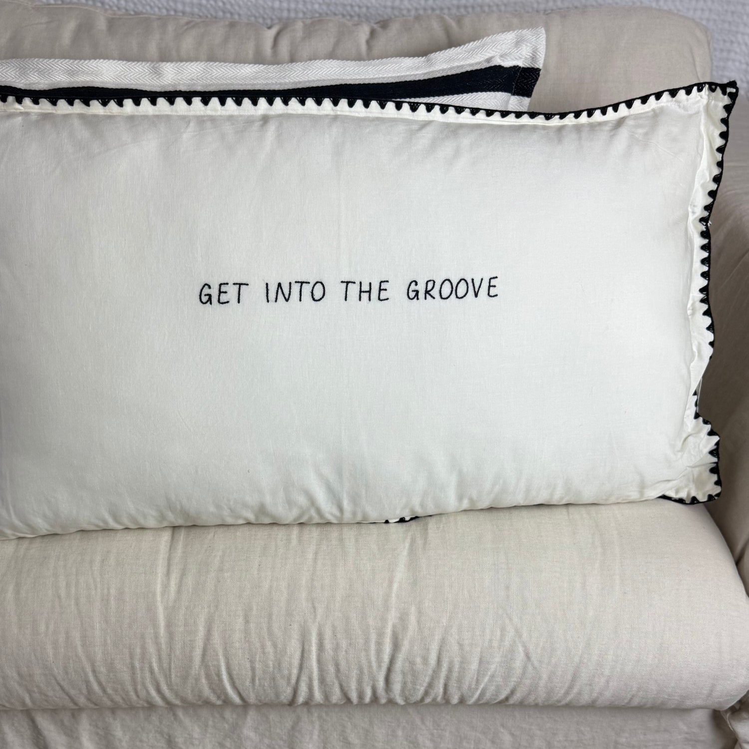 Linnen Pillow + Filling | Get Into The Groove | White