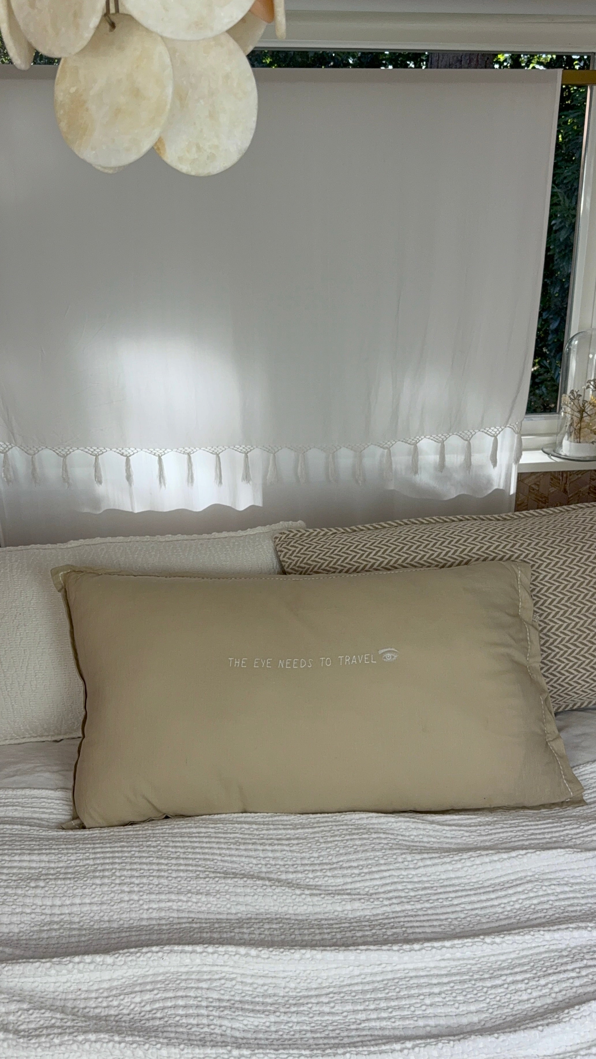 Linnen kussen + binnenvulling | The Eye Needs To Travel | Naturel