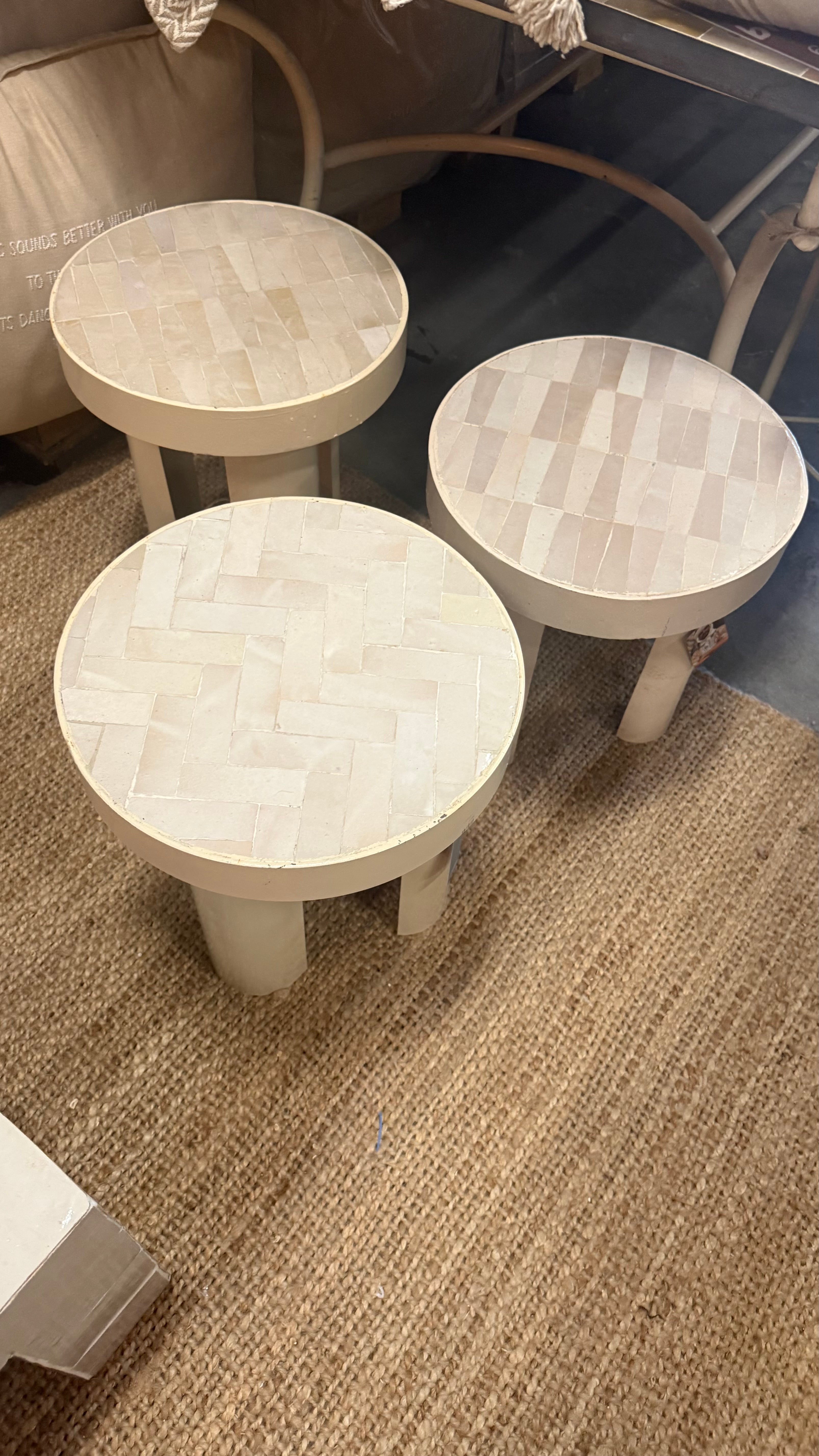 Beige tegeltjestafel 40 cm, uniek handgemaakt exemplaar