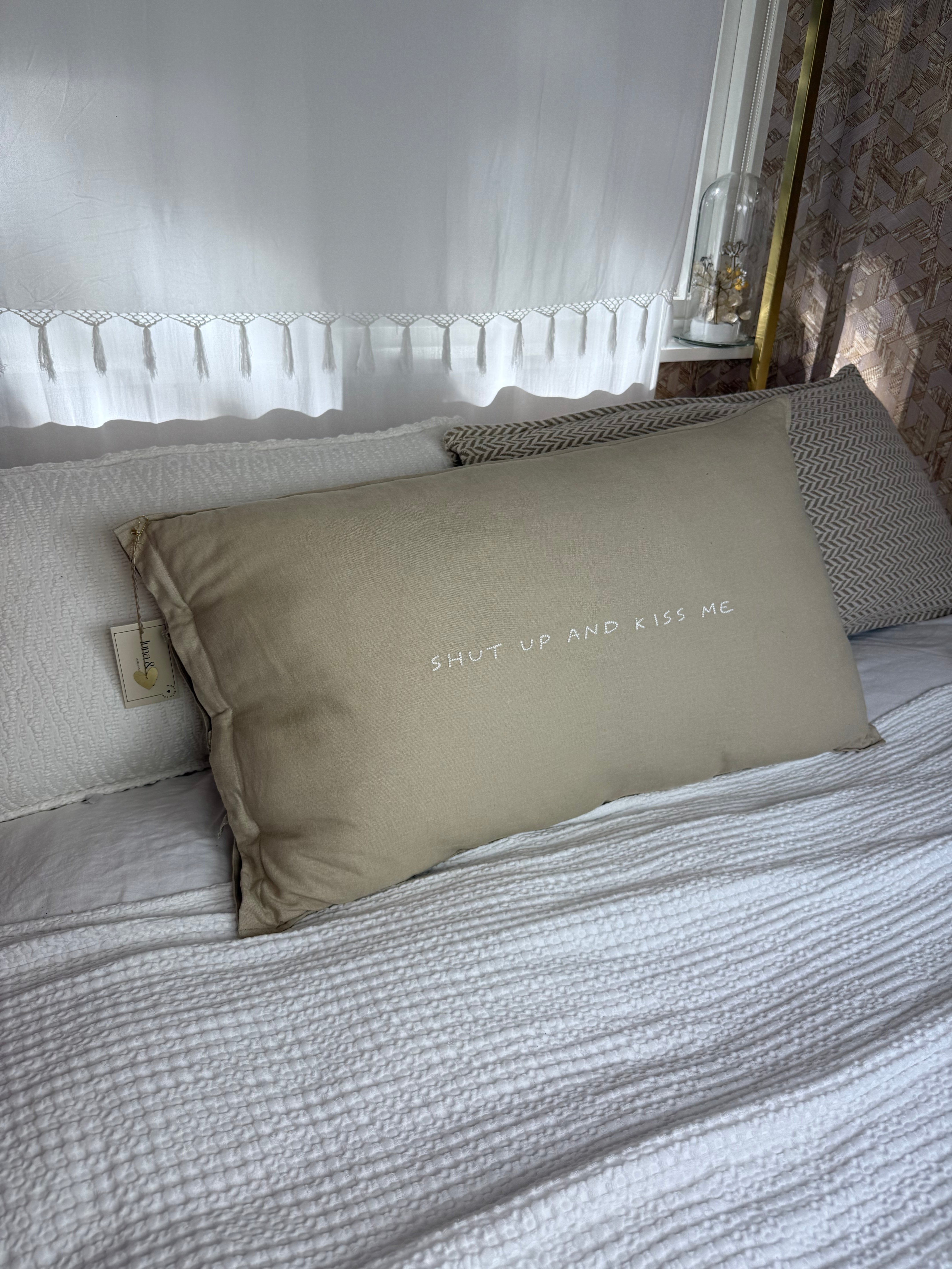 Linnen kussen + binnenkussen | Shut Up And Kiss Me | Naturel