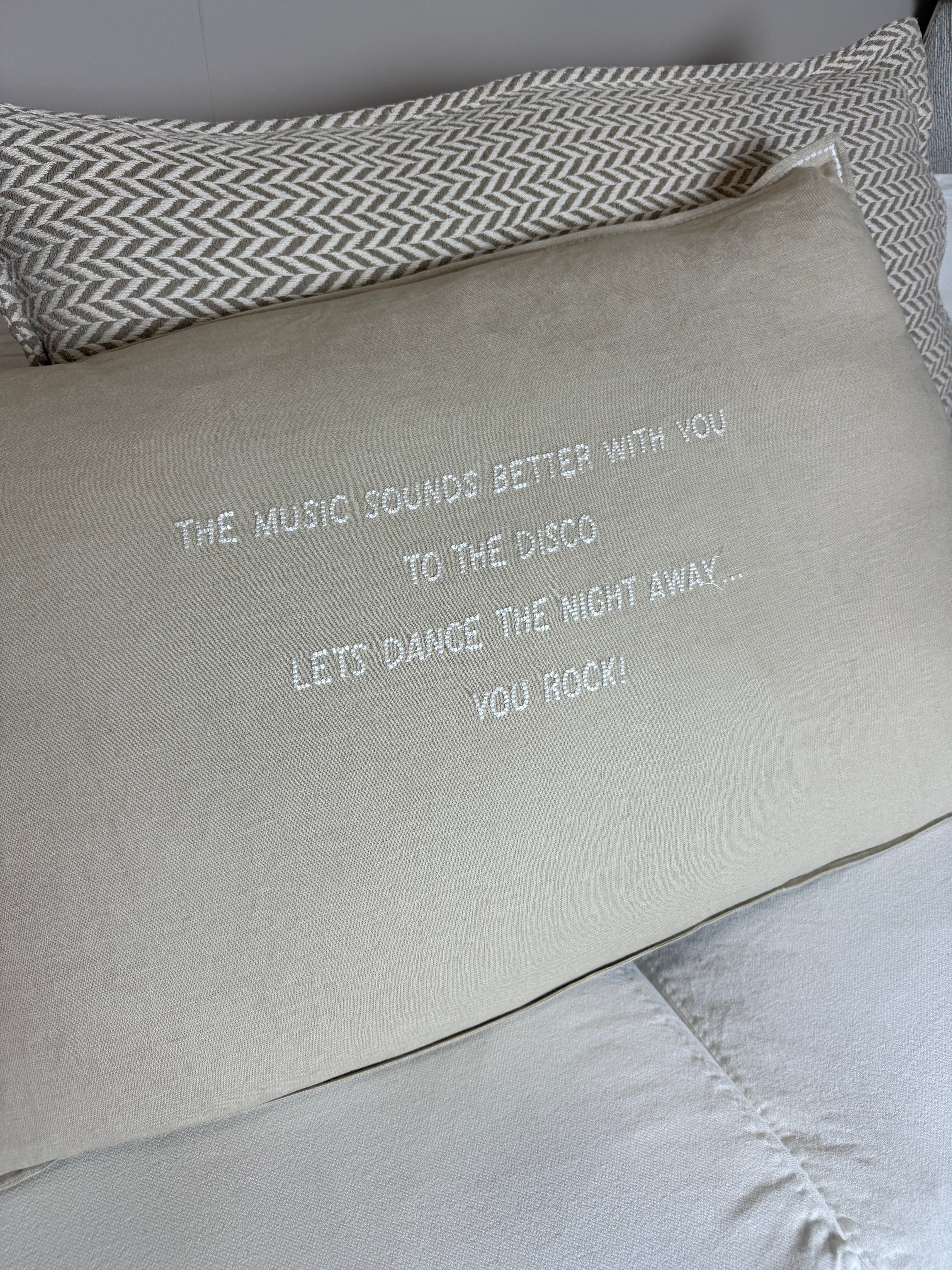 Linnen kussen + binnenkussen | The Music Sounds Better | Naturel