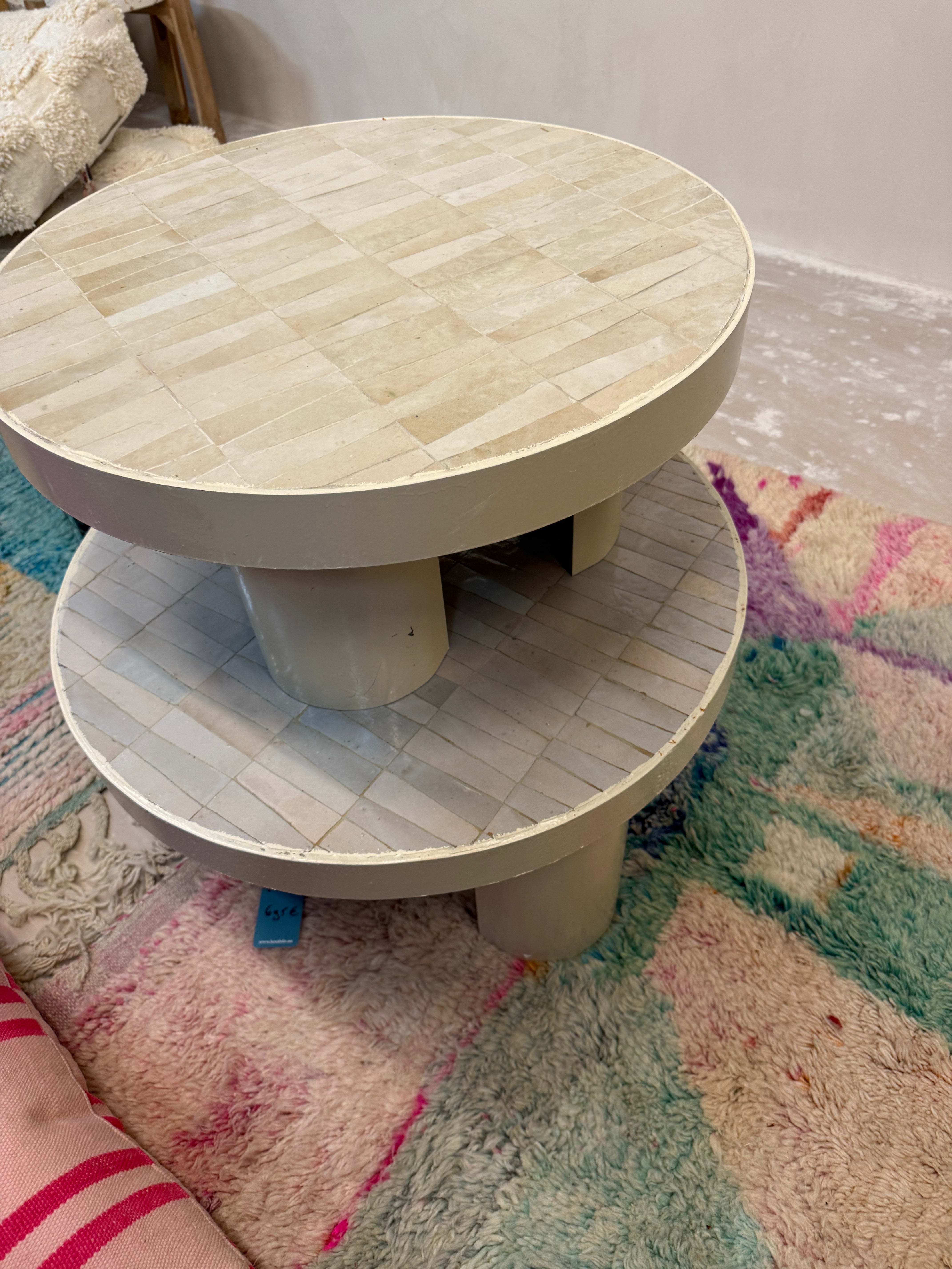Tegeltjes ronde bijzet tafel - beige- 50 cm - uniek exemplaar