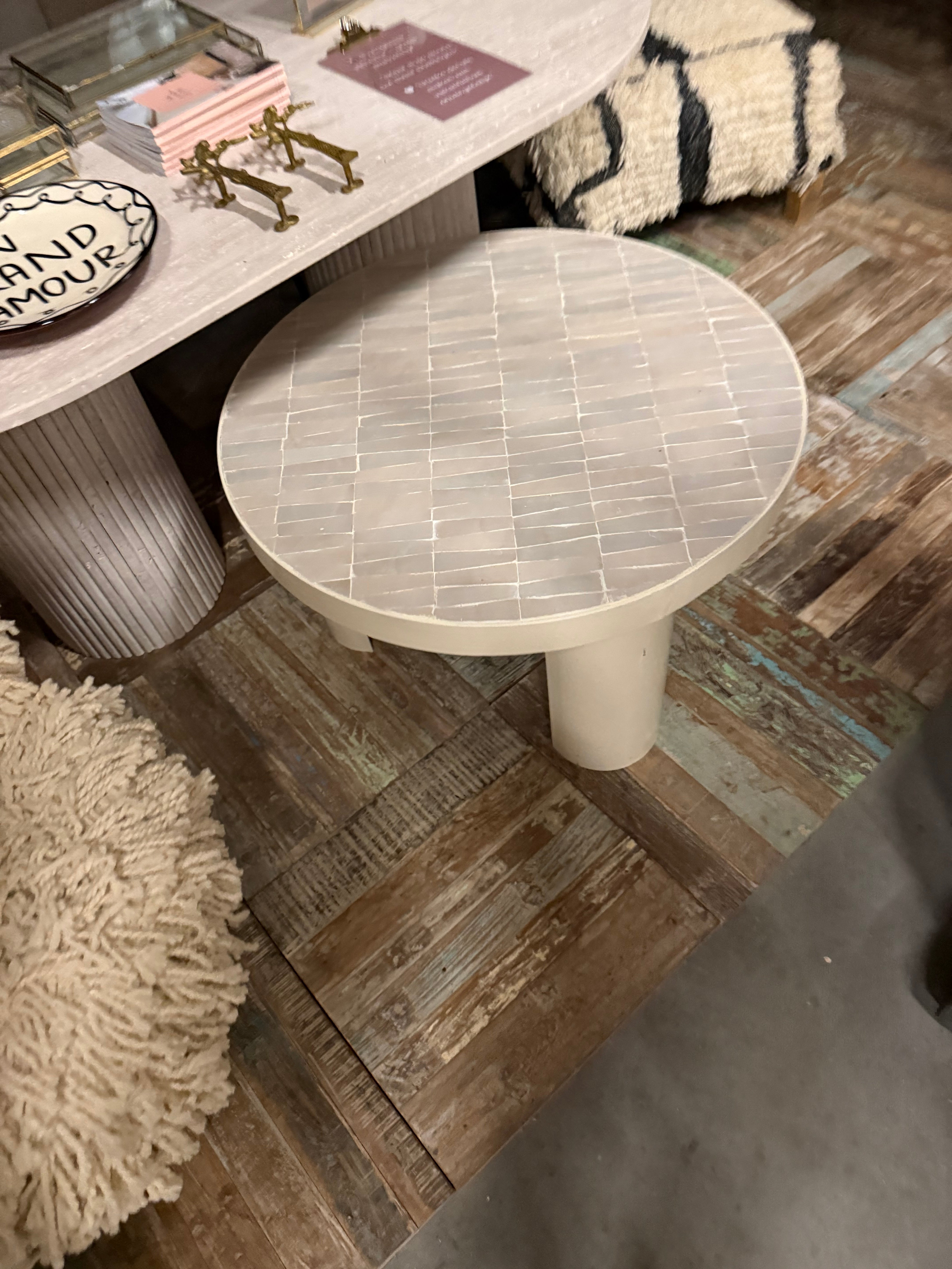 Tegeltjes ronde bijzet tafel - beige- 70 cm - uniek exemplaar