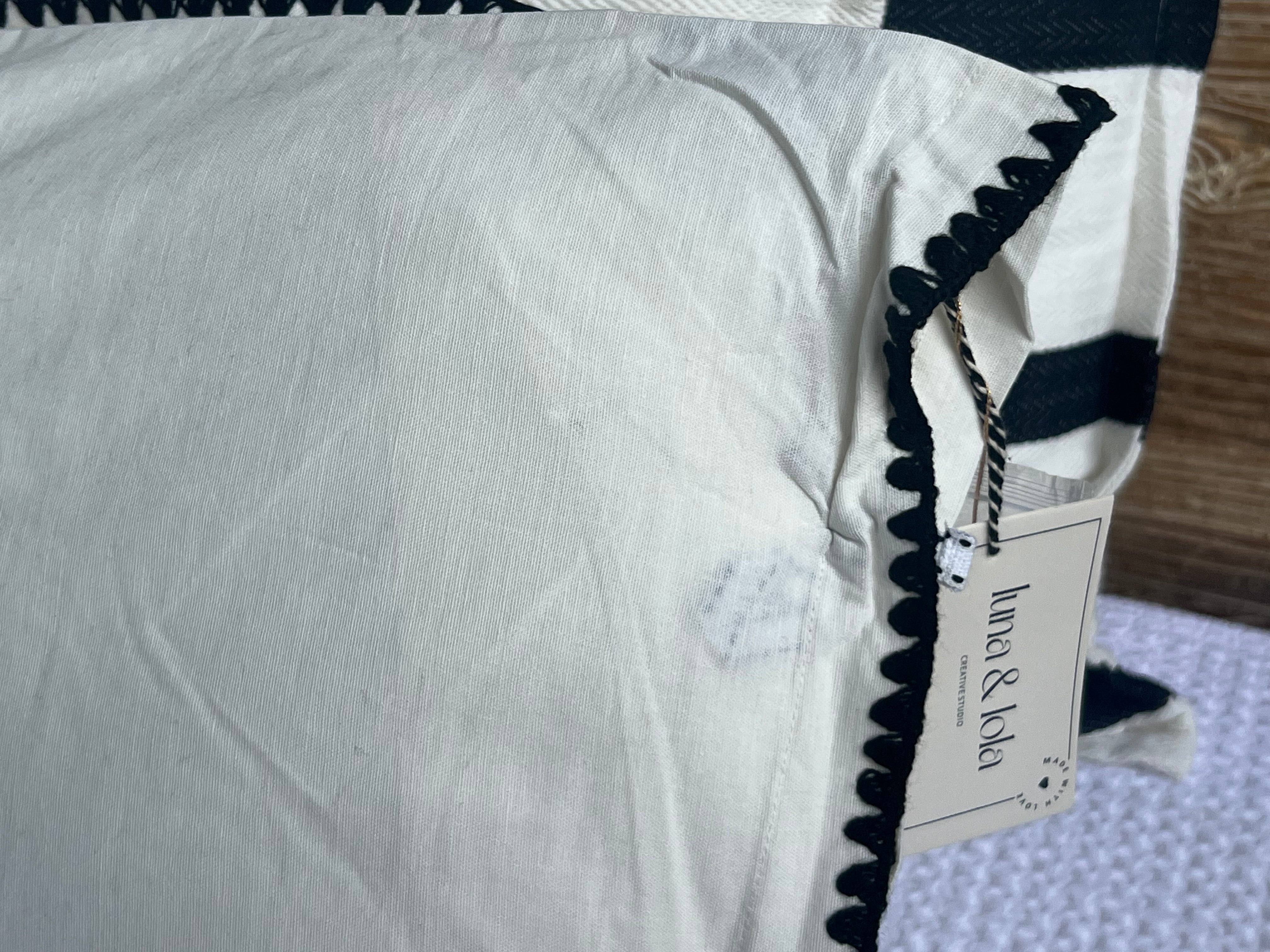 Linnen Pillow + Filling | I Wake Up In Paris | White
