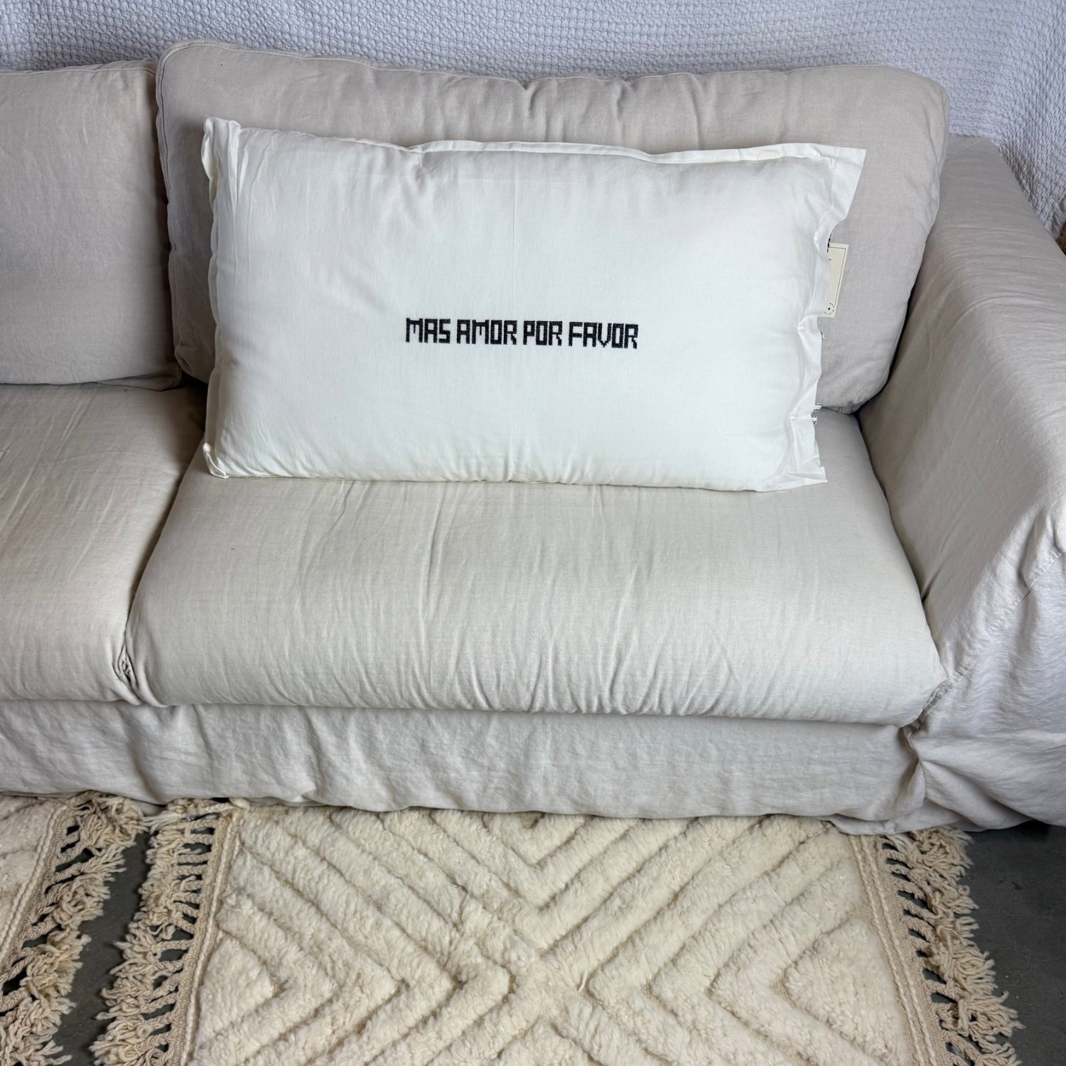 Linnen Pillow + Filling | Mas Amor Por Favor | White