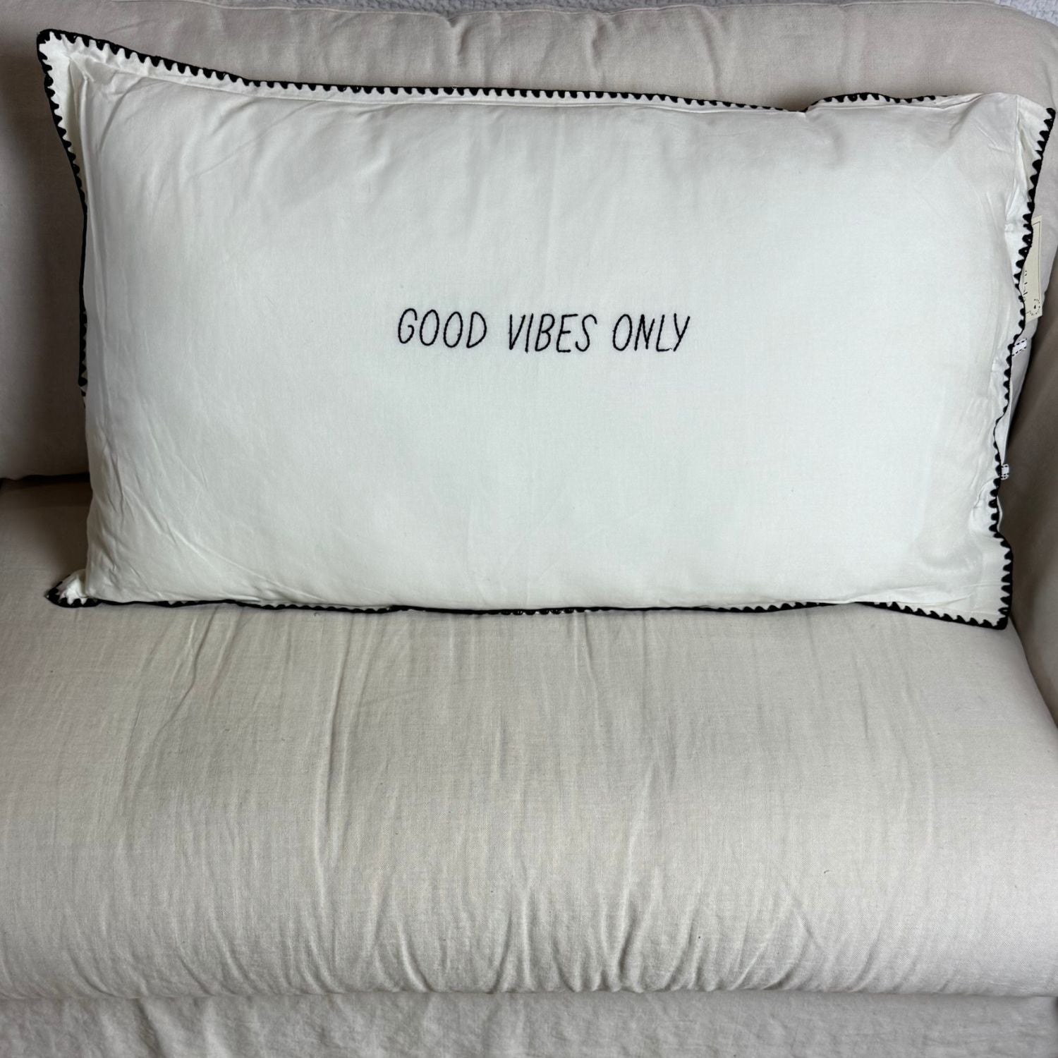 Linnen Pillow + Filling | Good Vibes Only | White