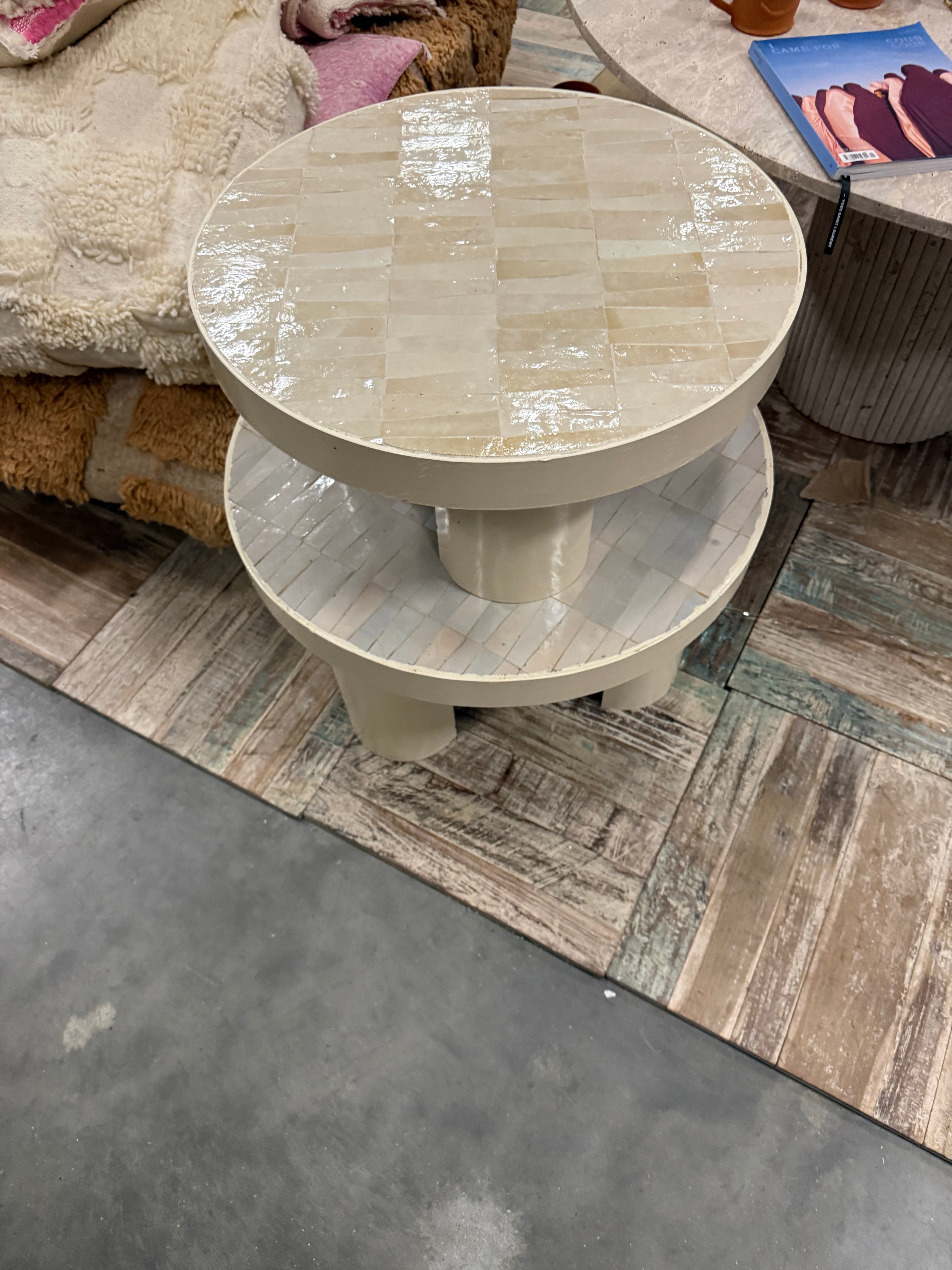 Tegeltjes ronde bijzet tafel - beige- 70 cm - uniek exemplaar