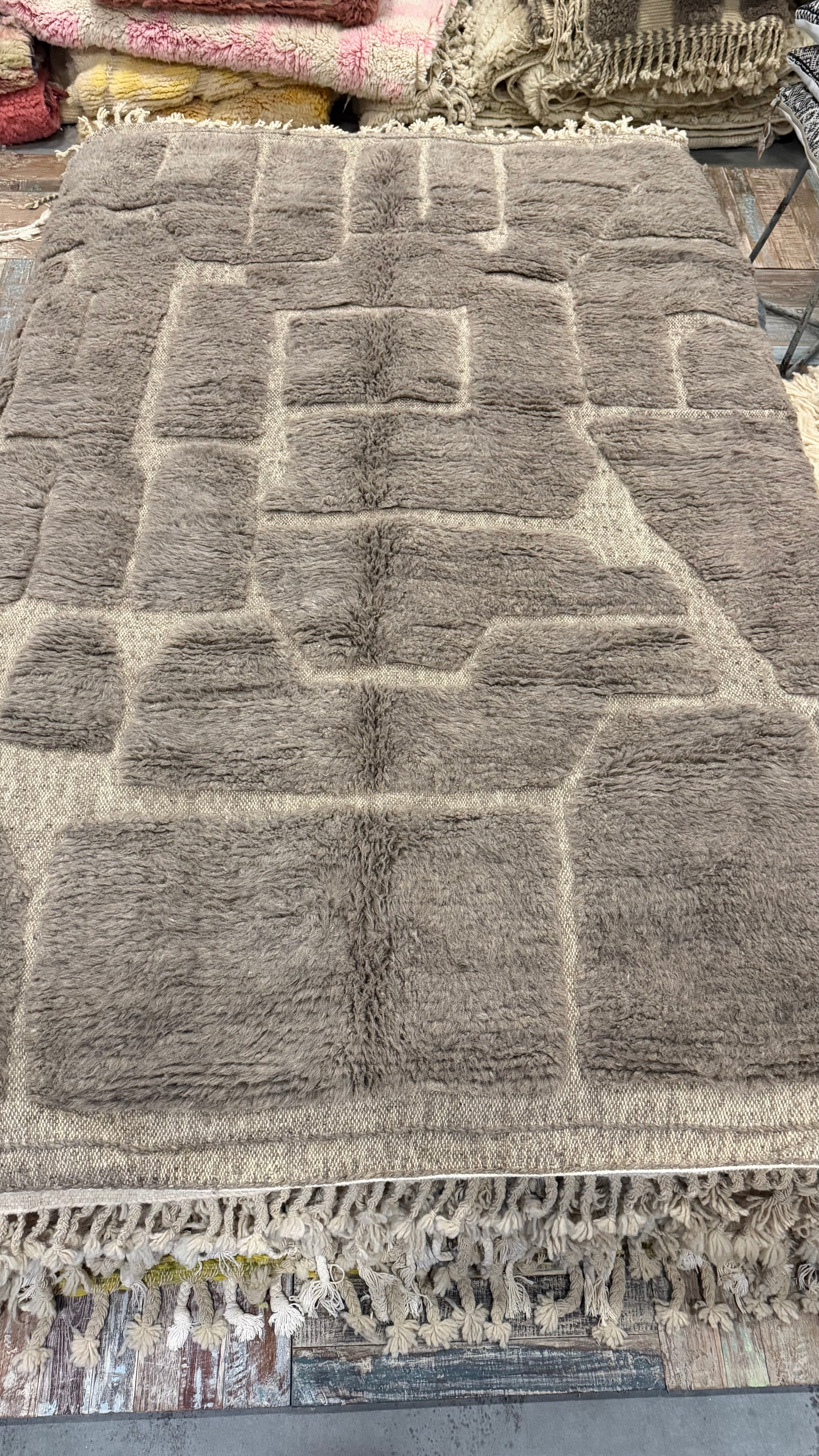 Taupe kleurig kleed – Handgeknoopt Berber vloerkleed uit Marokko | 250 x 150 cm