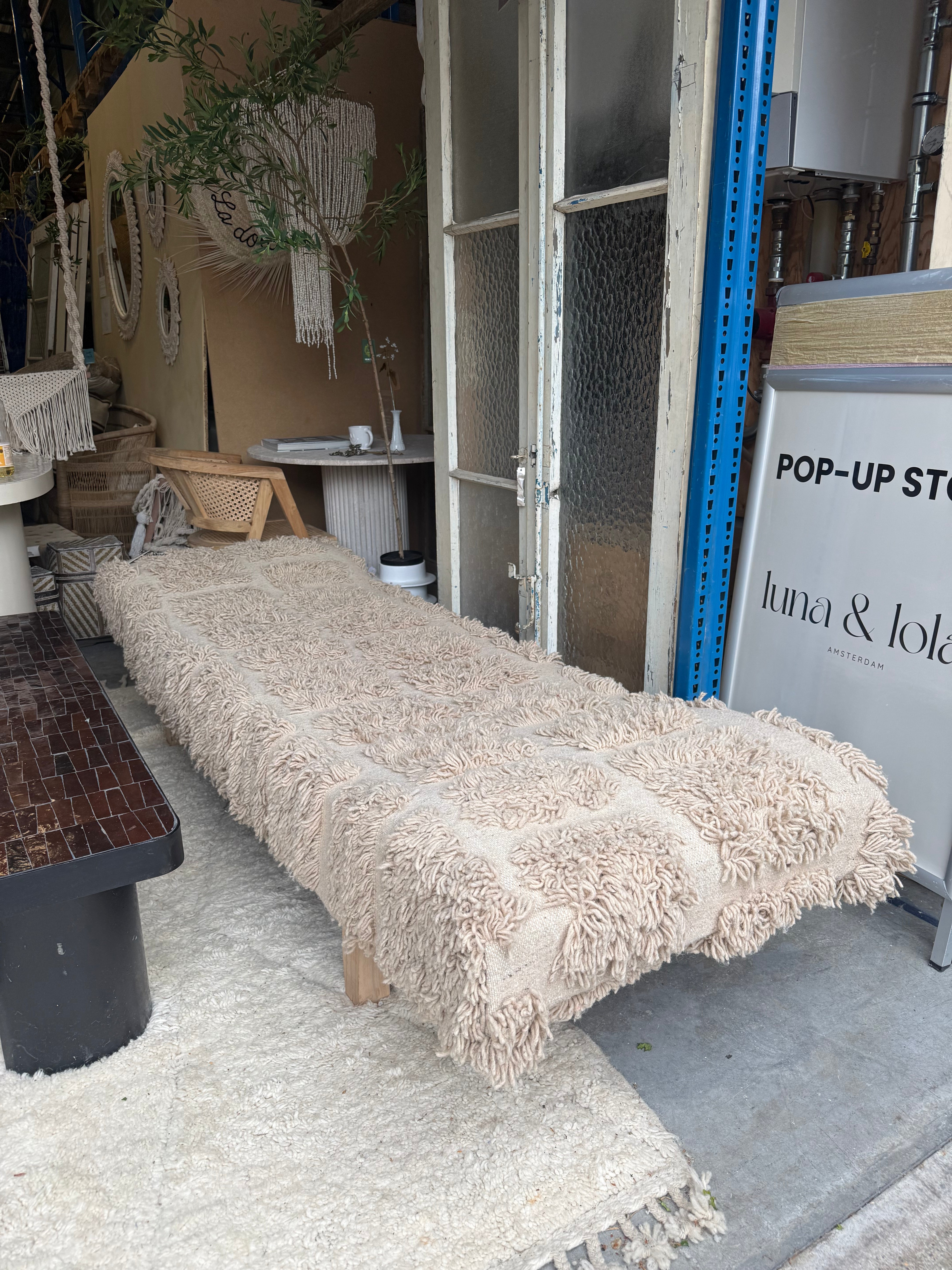 Unieke bank met Marokkaans Berber Kleed – 215 lang x 75 cm breed x 80 cm hoog
