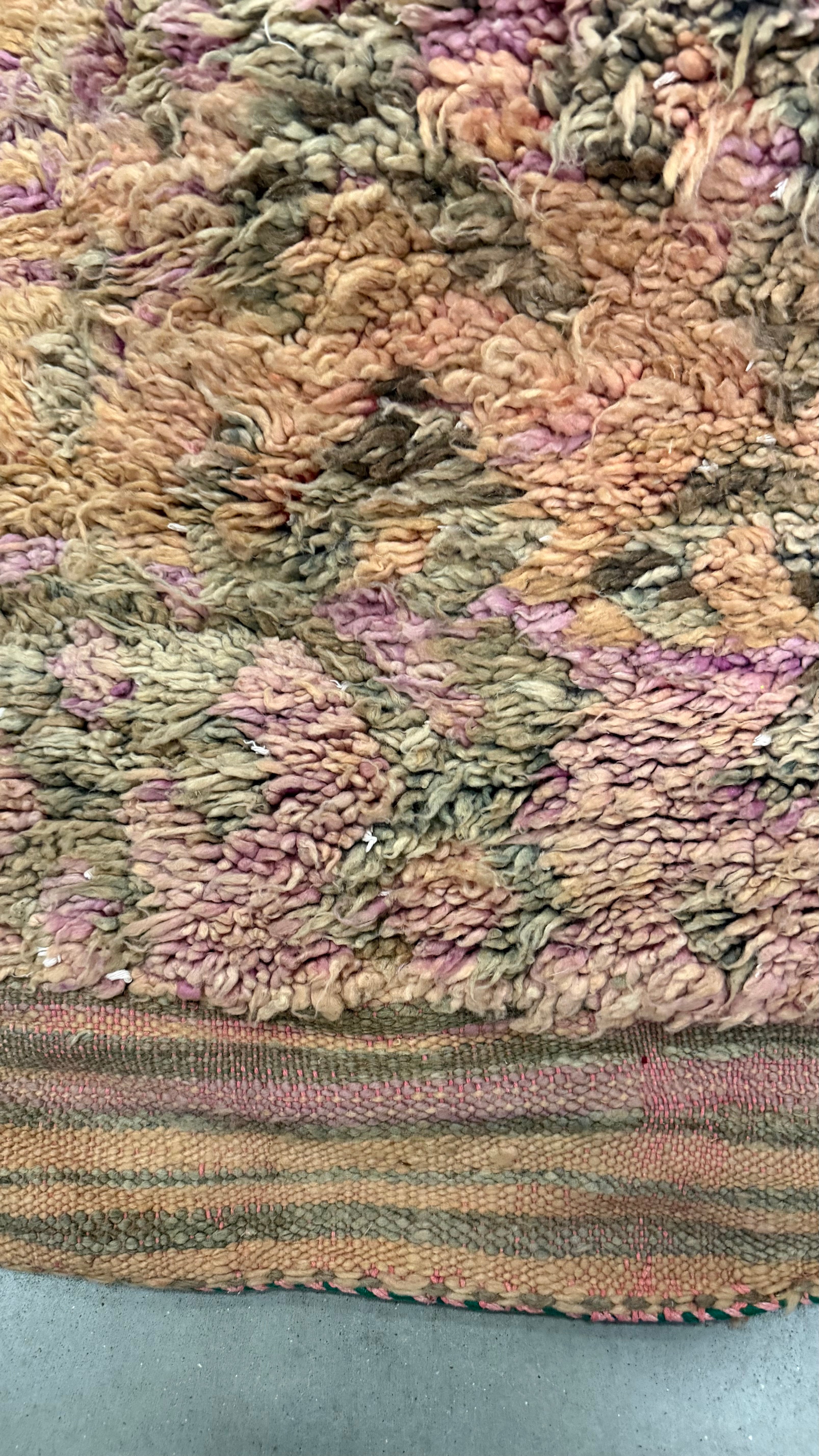 Sfeerbeeld vintage berber vloerkleed in woonkamer