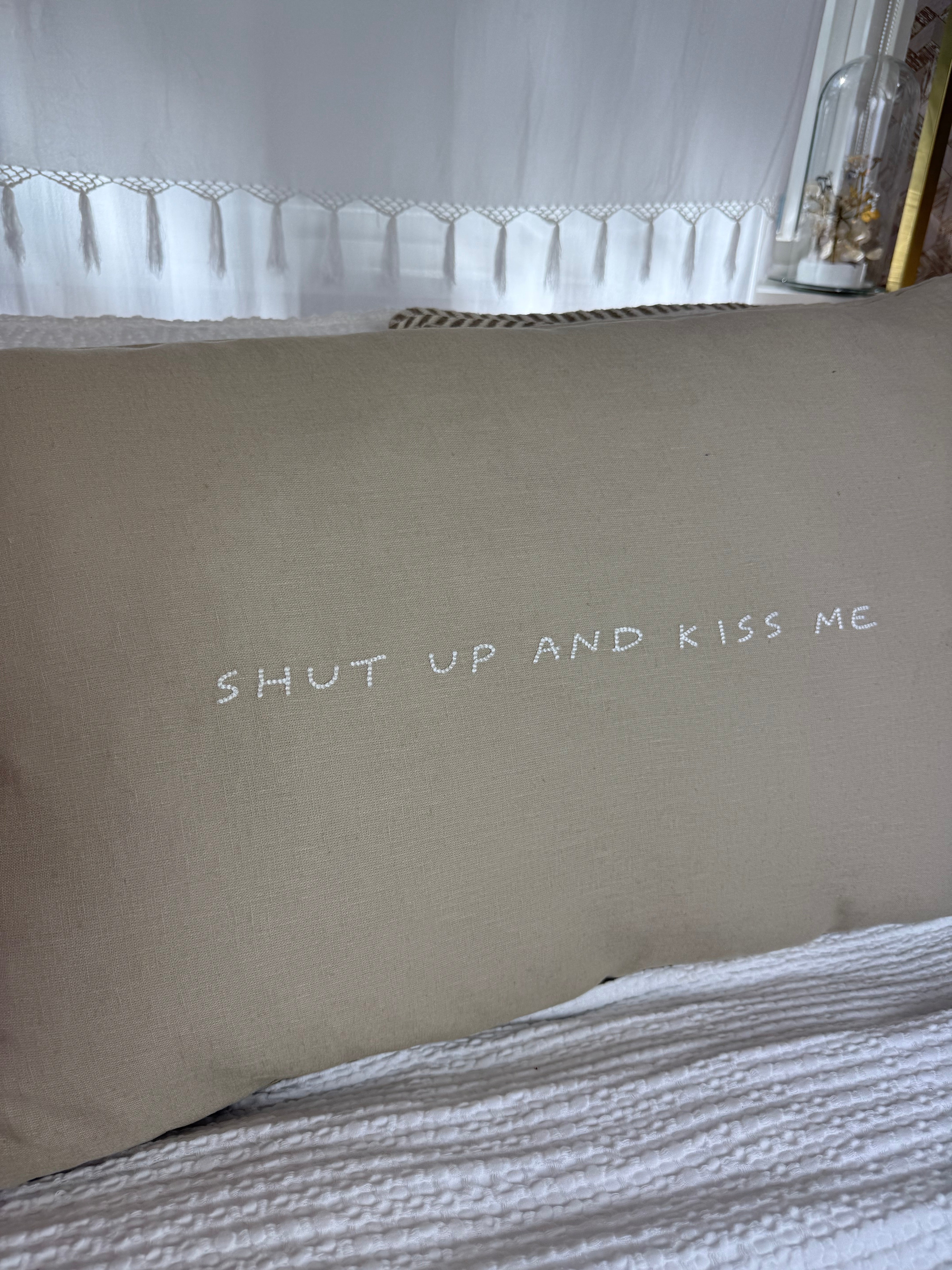 Linnen kussen + binnenkussen | Shut Up And Kiss Me | Naturel