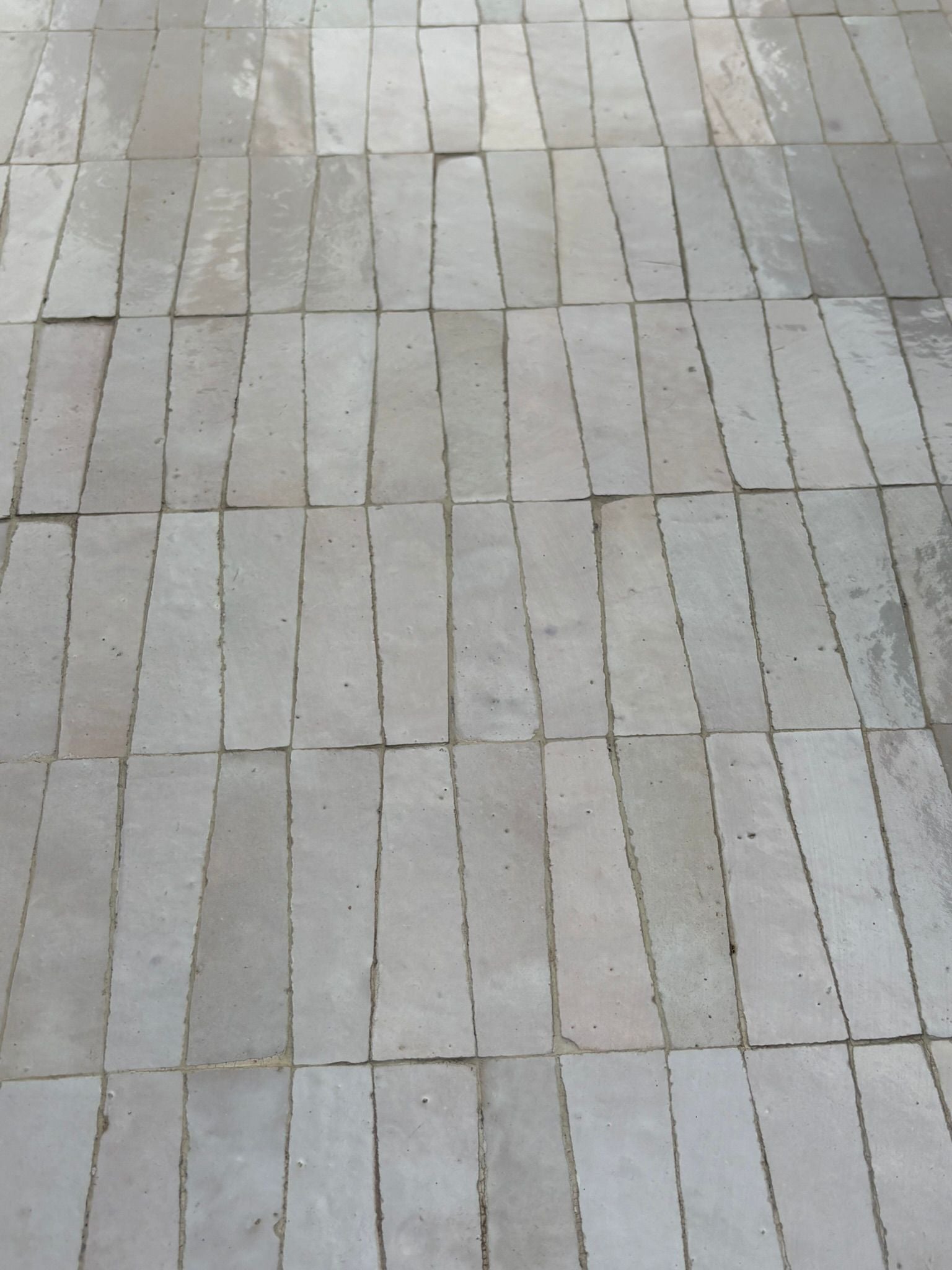 Detail wit tegelwerk tafel, 160 x 60 cm
