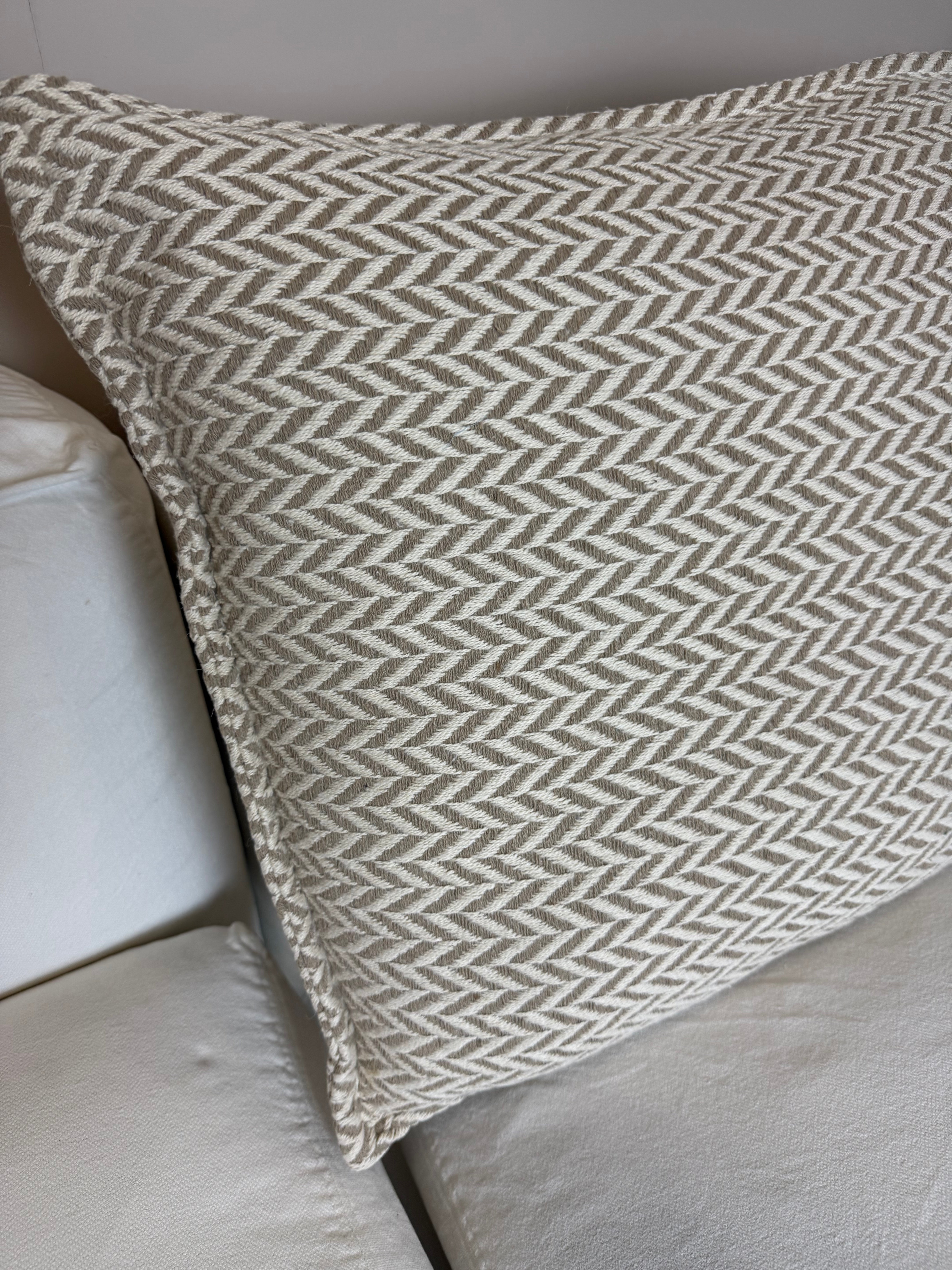 Linnen kussen + binnenkussen | The Music Sounds Better | Naturel