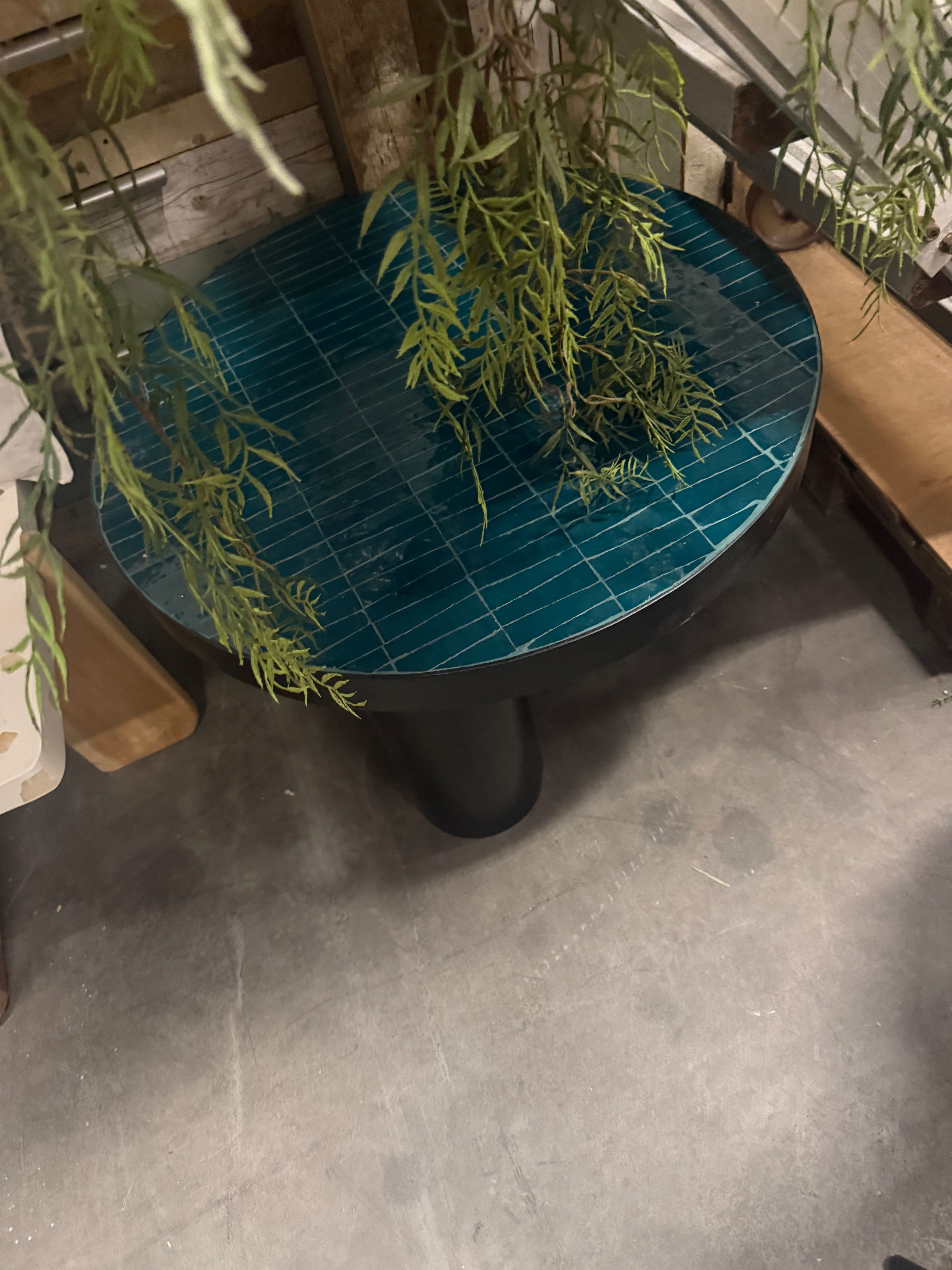 Tegeltjes ronde bijzet tafel - blauw - 70 cm - uniek exemplaar