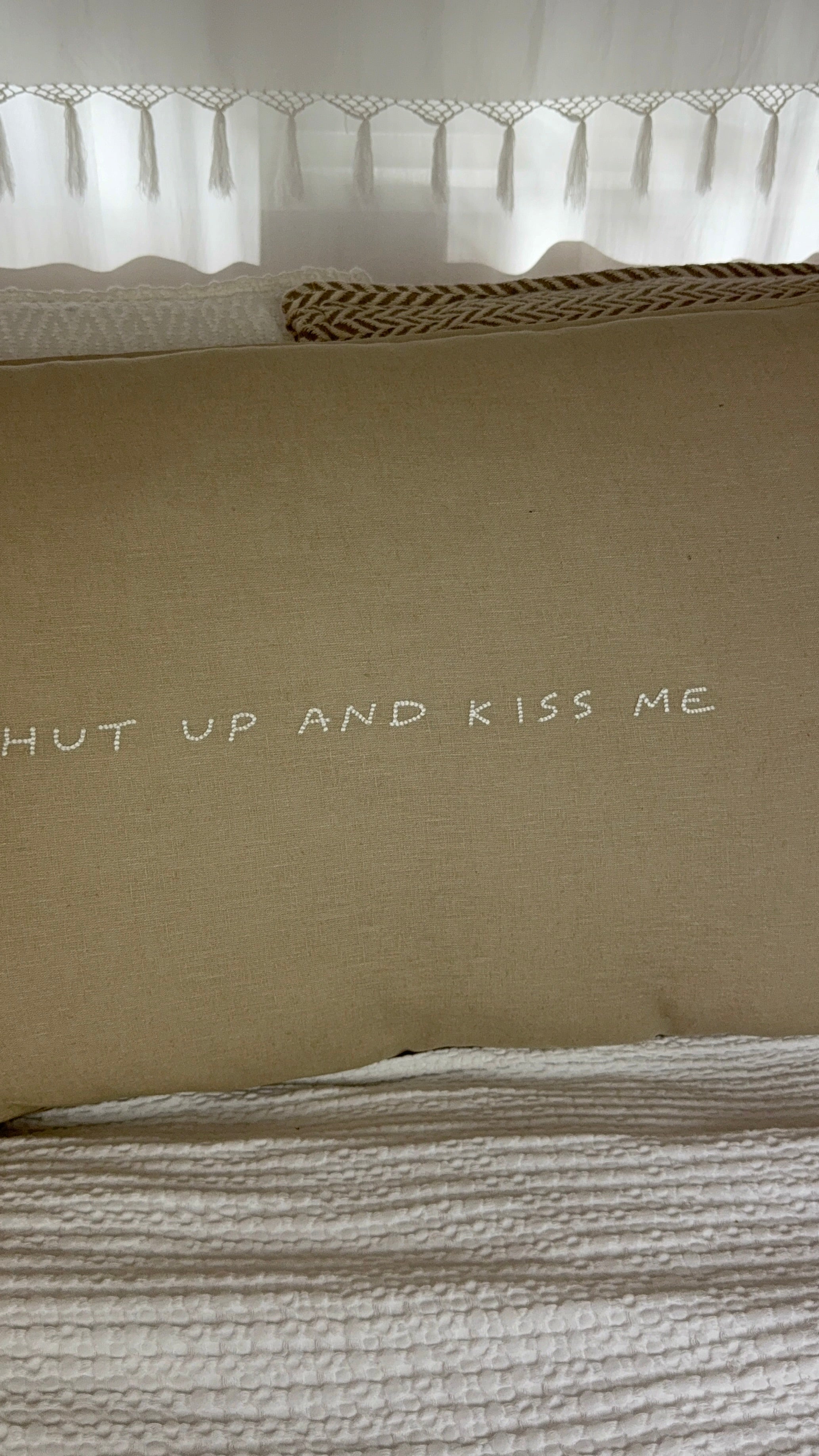 Linnen kussen + binnenkussen | Shut Up And Kiss Me | Naturel