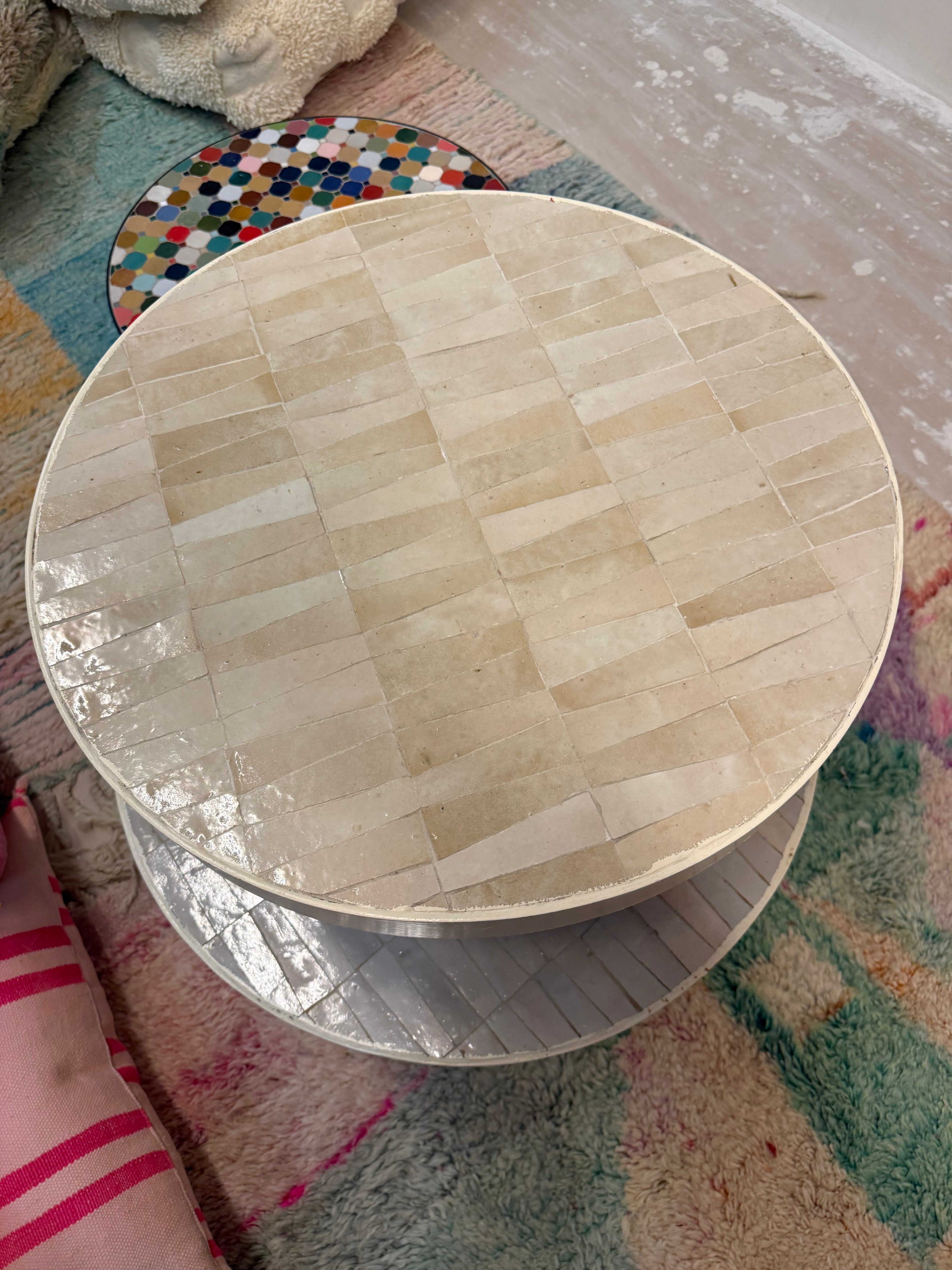 Tegeltjes ronde bijzet tafel - beige- 50 cm - uniek exemplaar