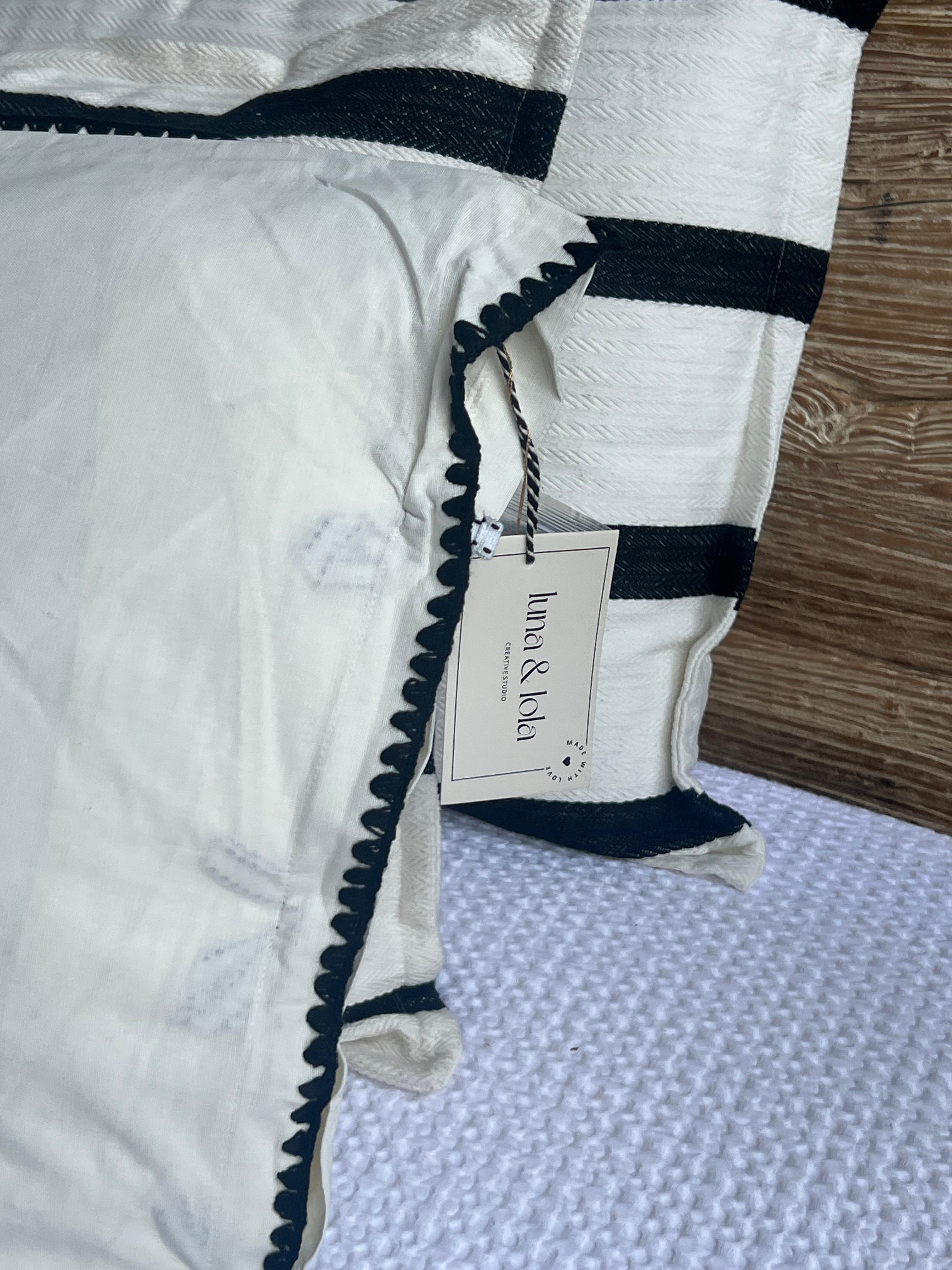 Linnen Pillow + Filling | I Wake Up In Paris | White
