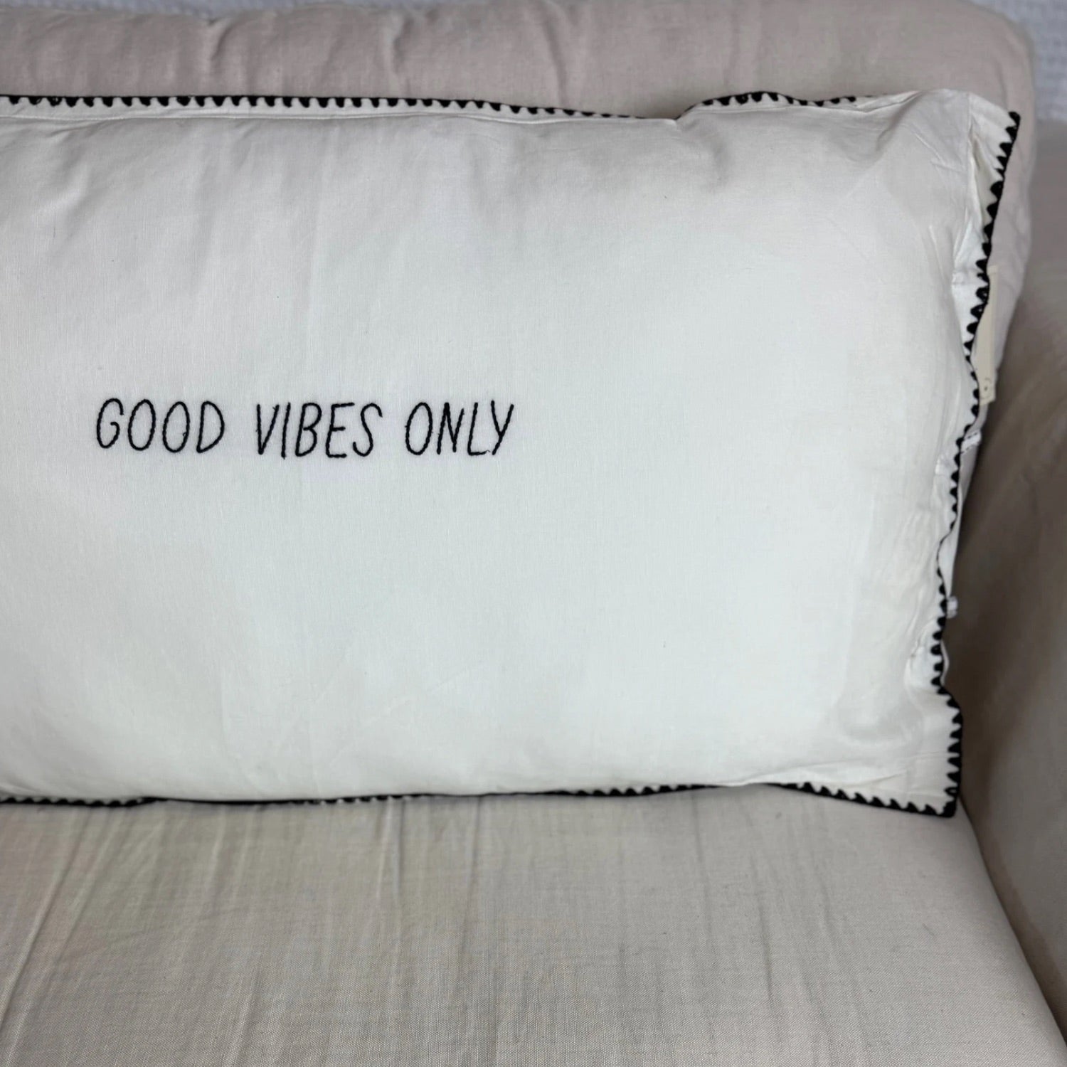Linnen Pillow + Filling | Good Vibes Only | White