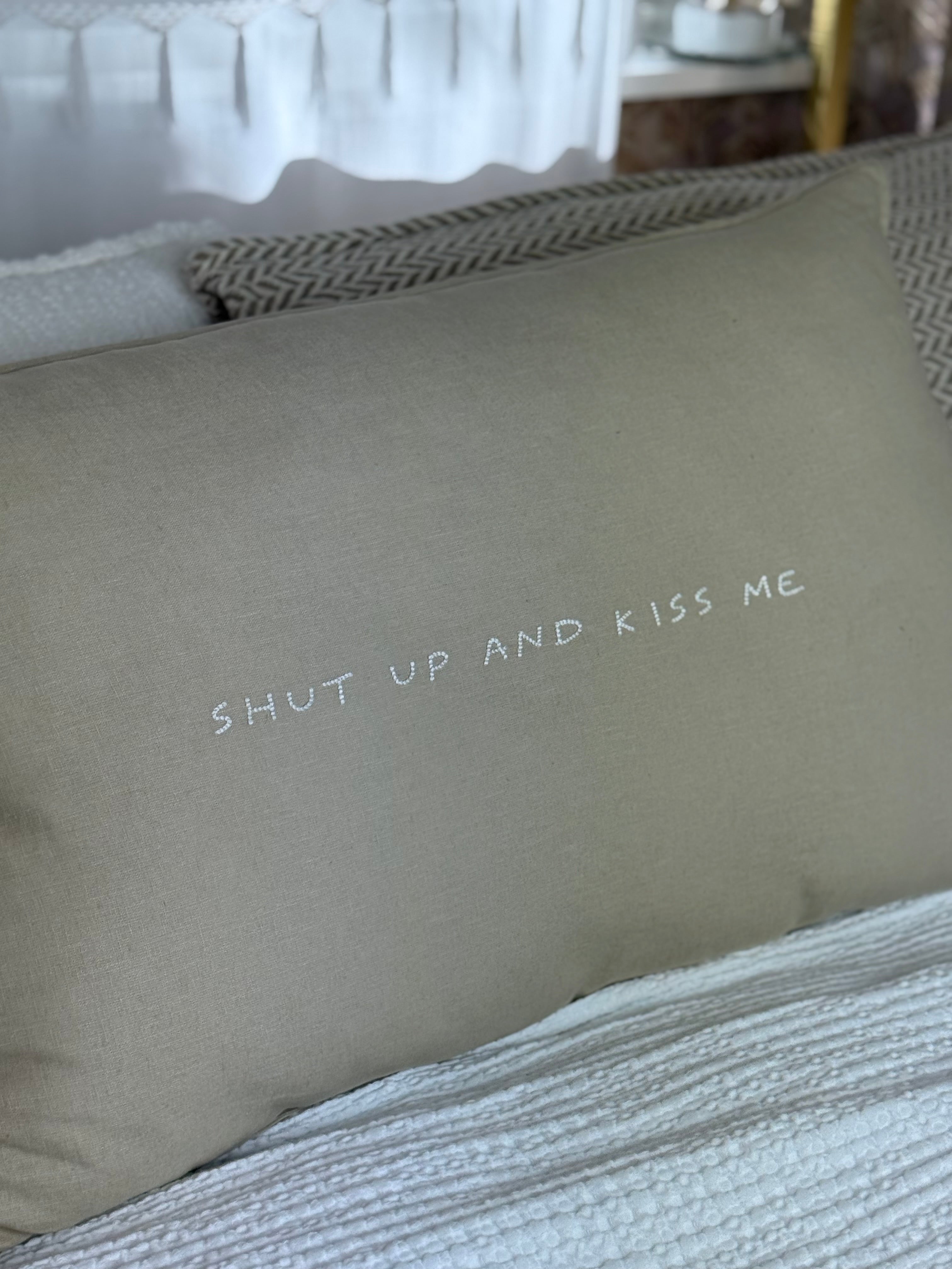 Linnen kussen + binnenkussen | Shut Up And Kiss Me | Naturel
