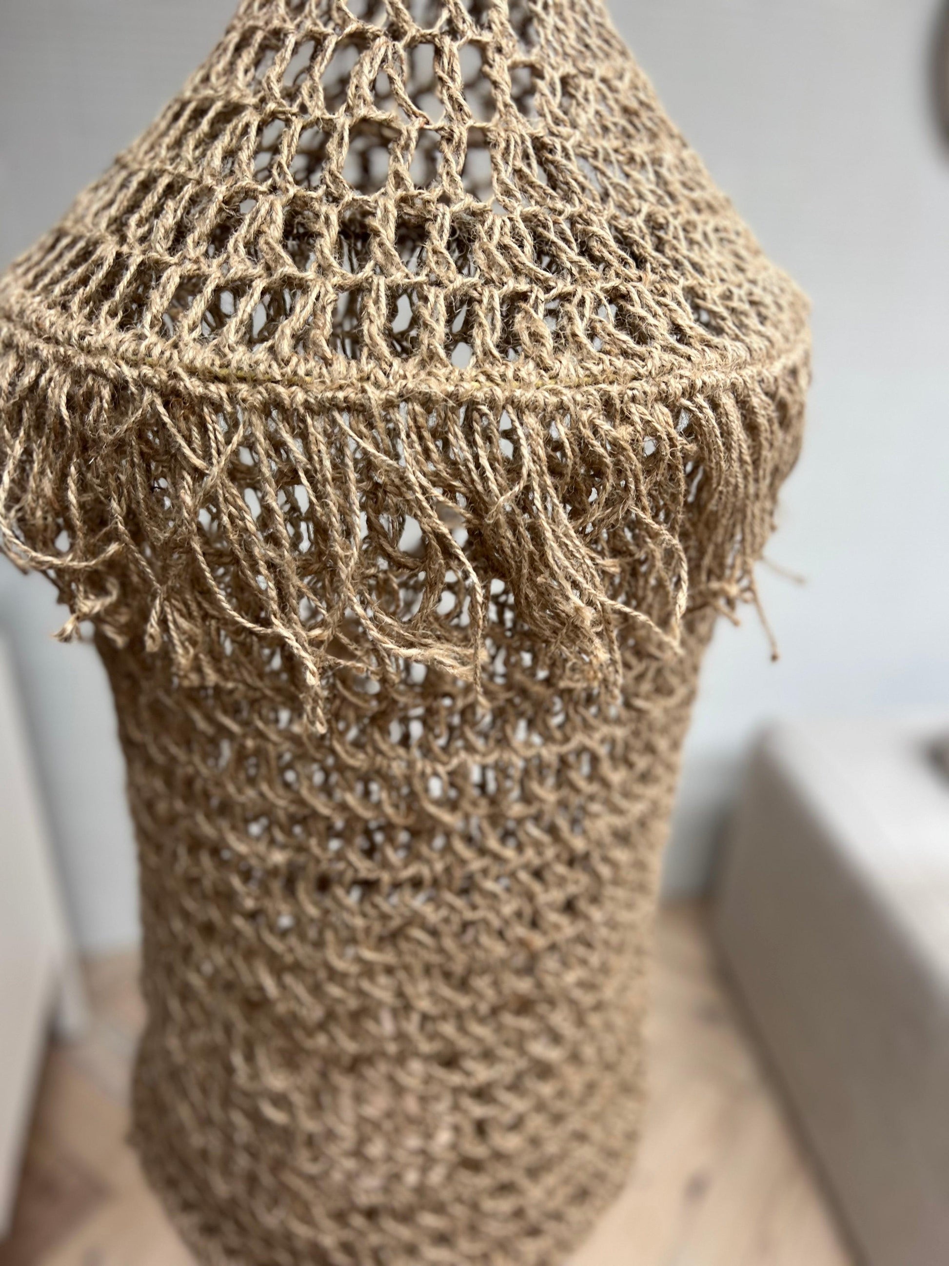 Handgemaakte Gehaakte Hangende Sculptuur van Jute – 150 cm.