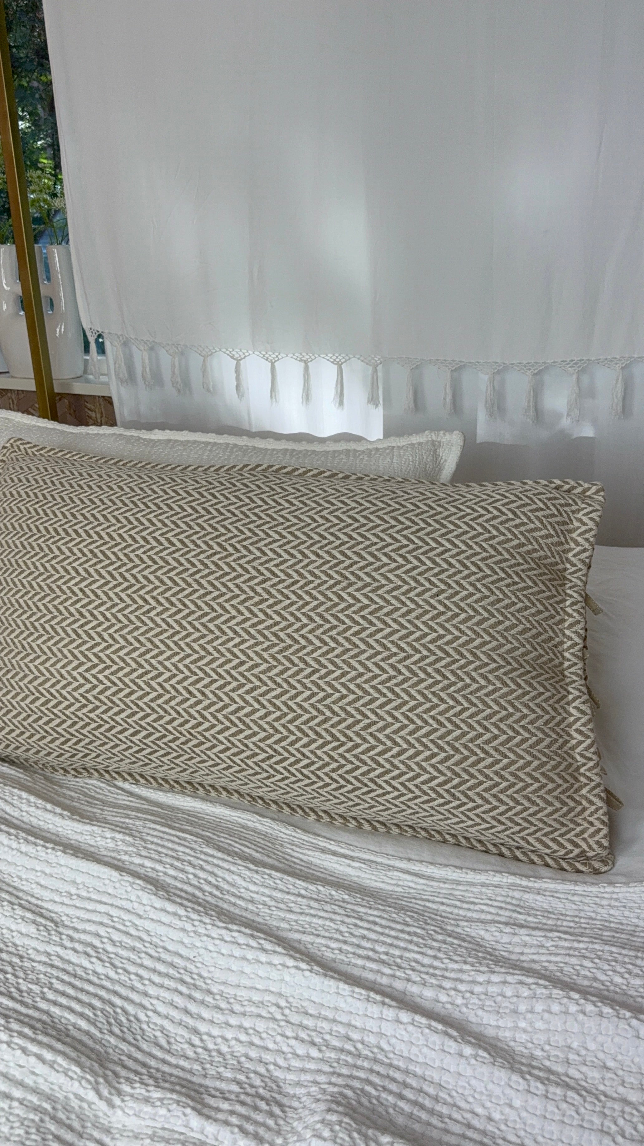 Linnen Pillow + Filling | Jacquard naturel and white