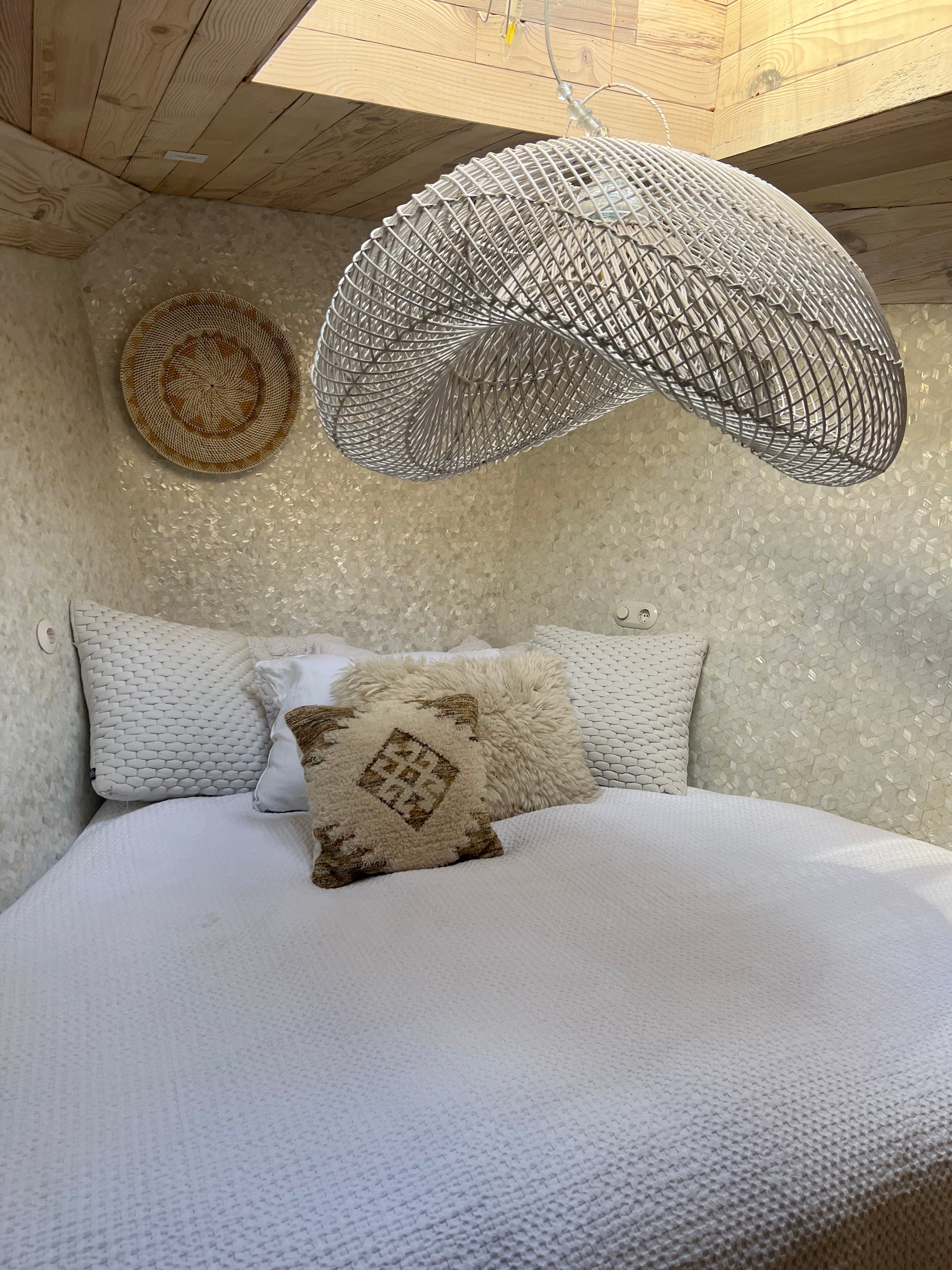 Cloud Lamp Rattan - Organic Shape (60 cm) - White | Mandala Stencil