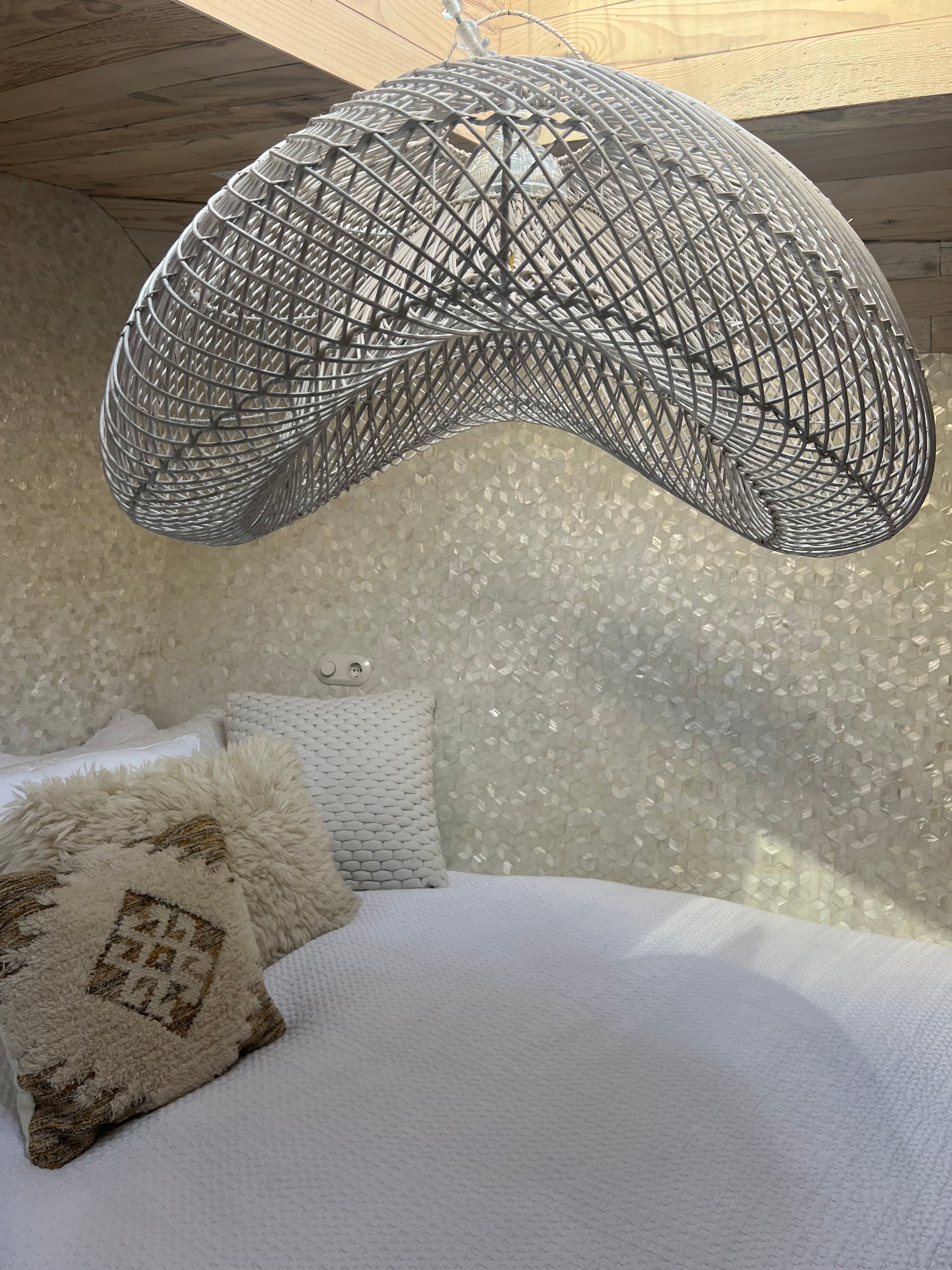 Cloud Lamp Rattan - Organic Shape (60 cm) - White | Mandala Stencil