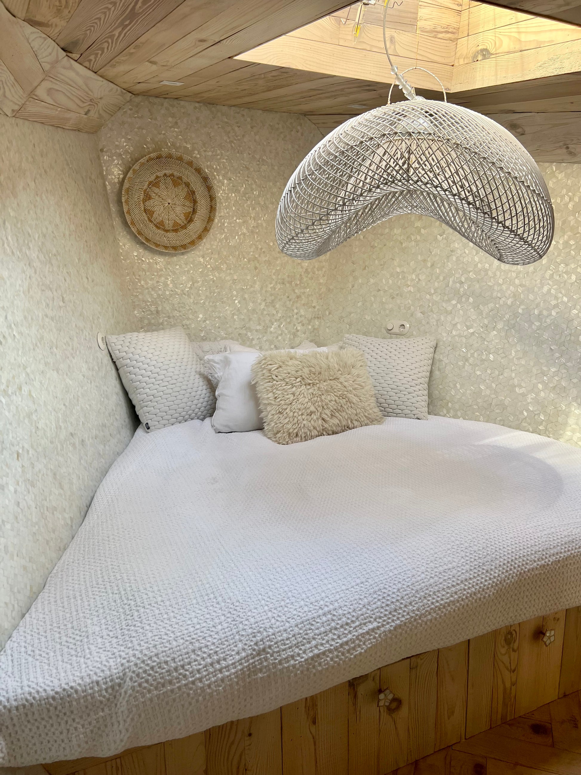 Cloud Lamp Rattan - Organic Shape (60 cm) - White | Mandala Stencil