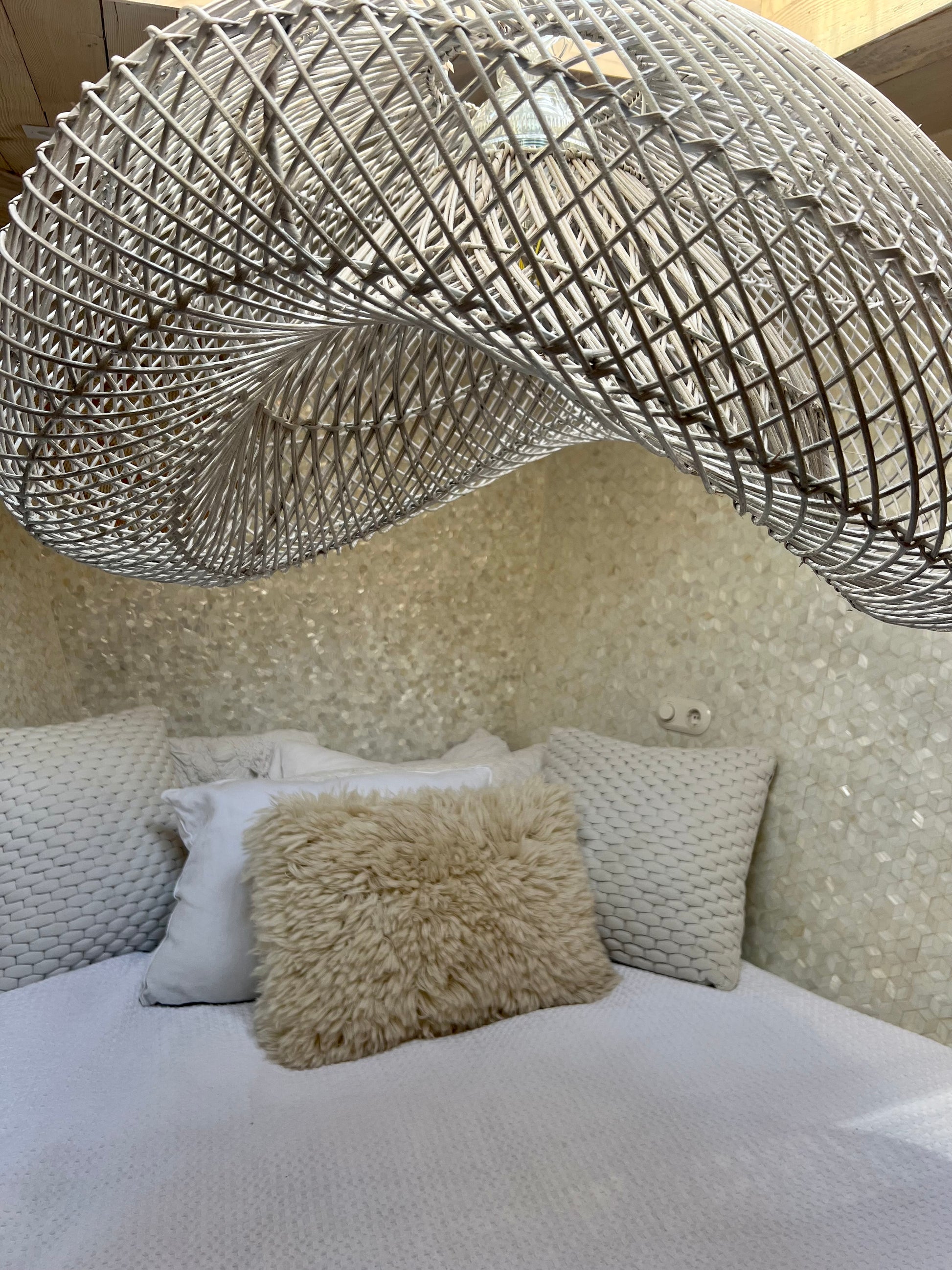 Cloud Lamp Rattan - Organic Shape (60 cm) - White | Mandala Stencil