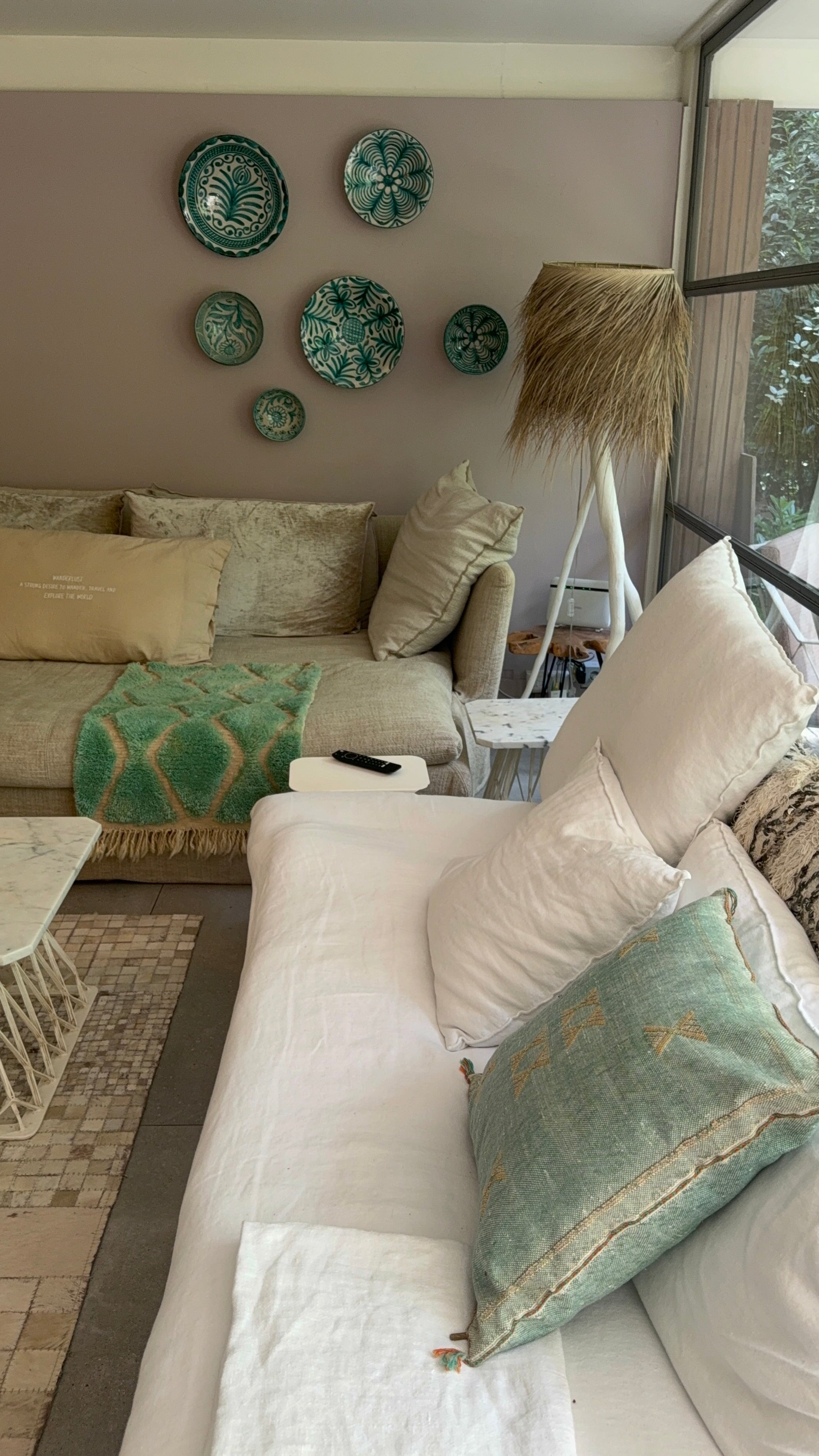 Detail decoratief wandbord in oude Spaanse schaalstijl