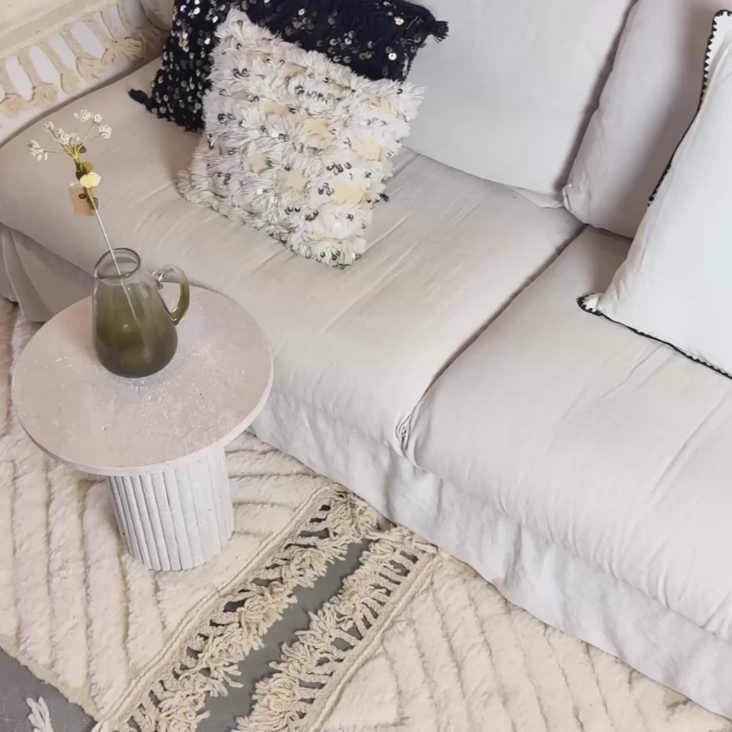 Load video: Linnen Pillow + Filling | Good Vibes Only | White