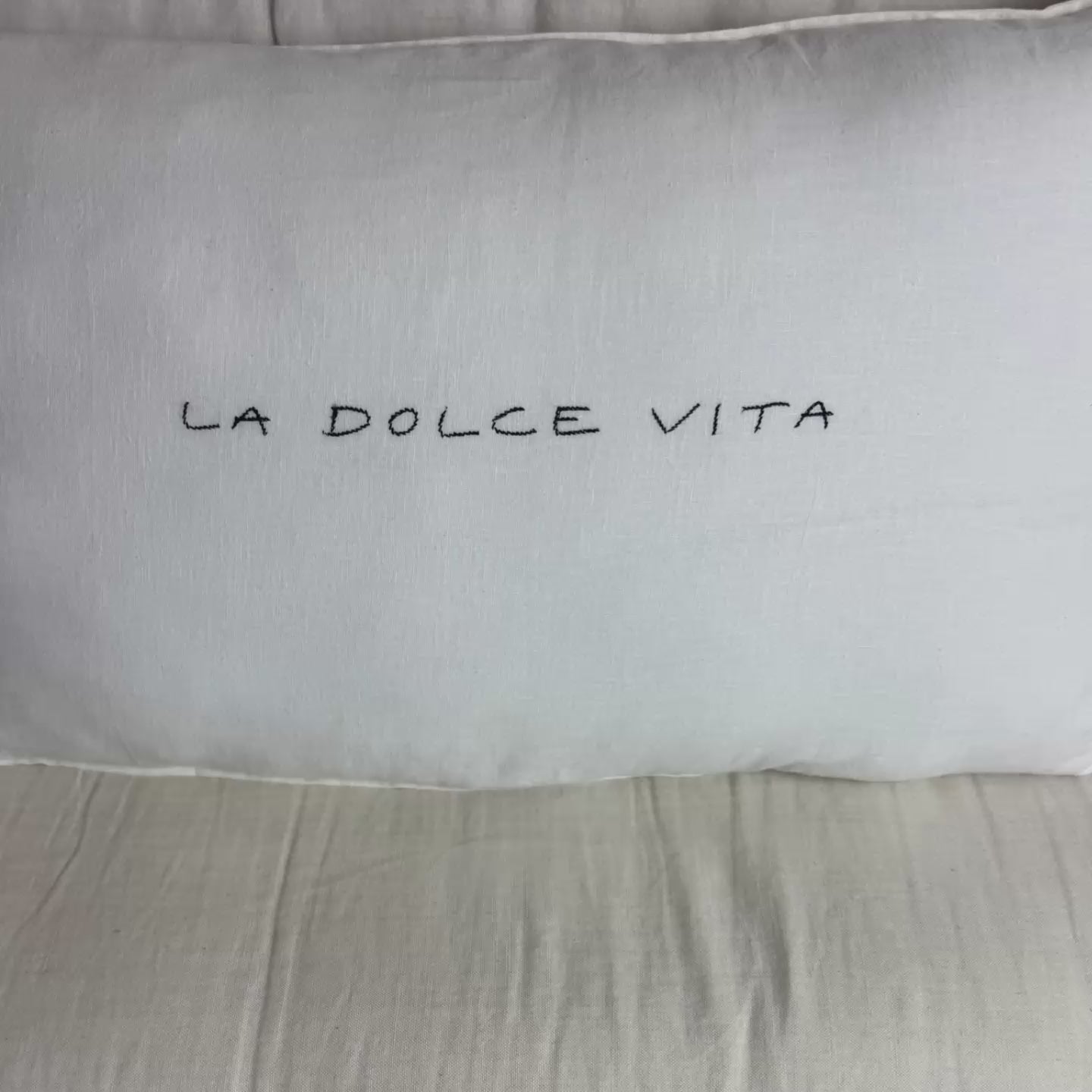 Load video: Linnen Pillow + Filling | La Dolce Vita | White