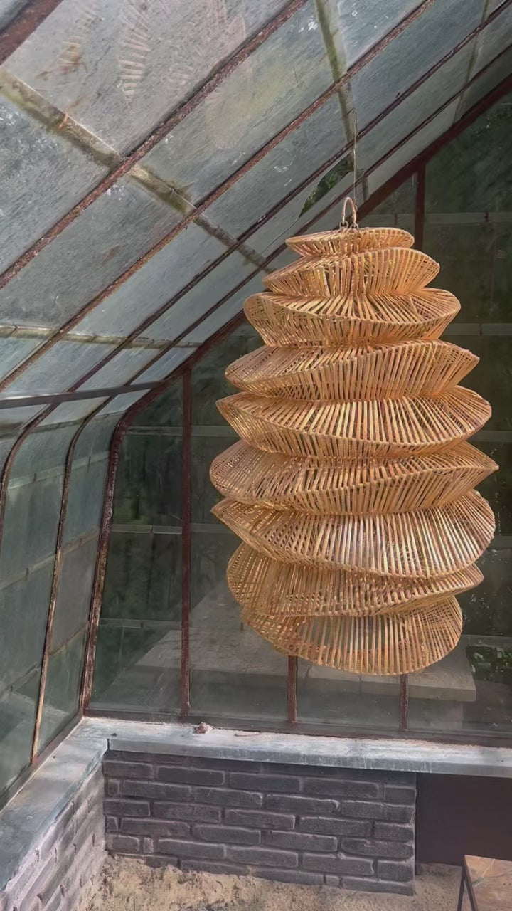 Load video: Organische rotan lamp - 85 cm - natuurlijke kleur