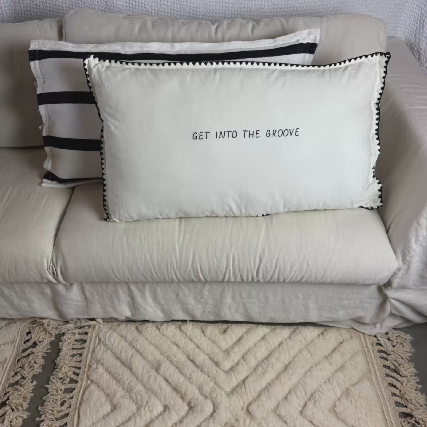 Load video: Linnen Pillow + Filling | Get Into The Groove | White