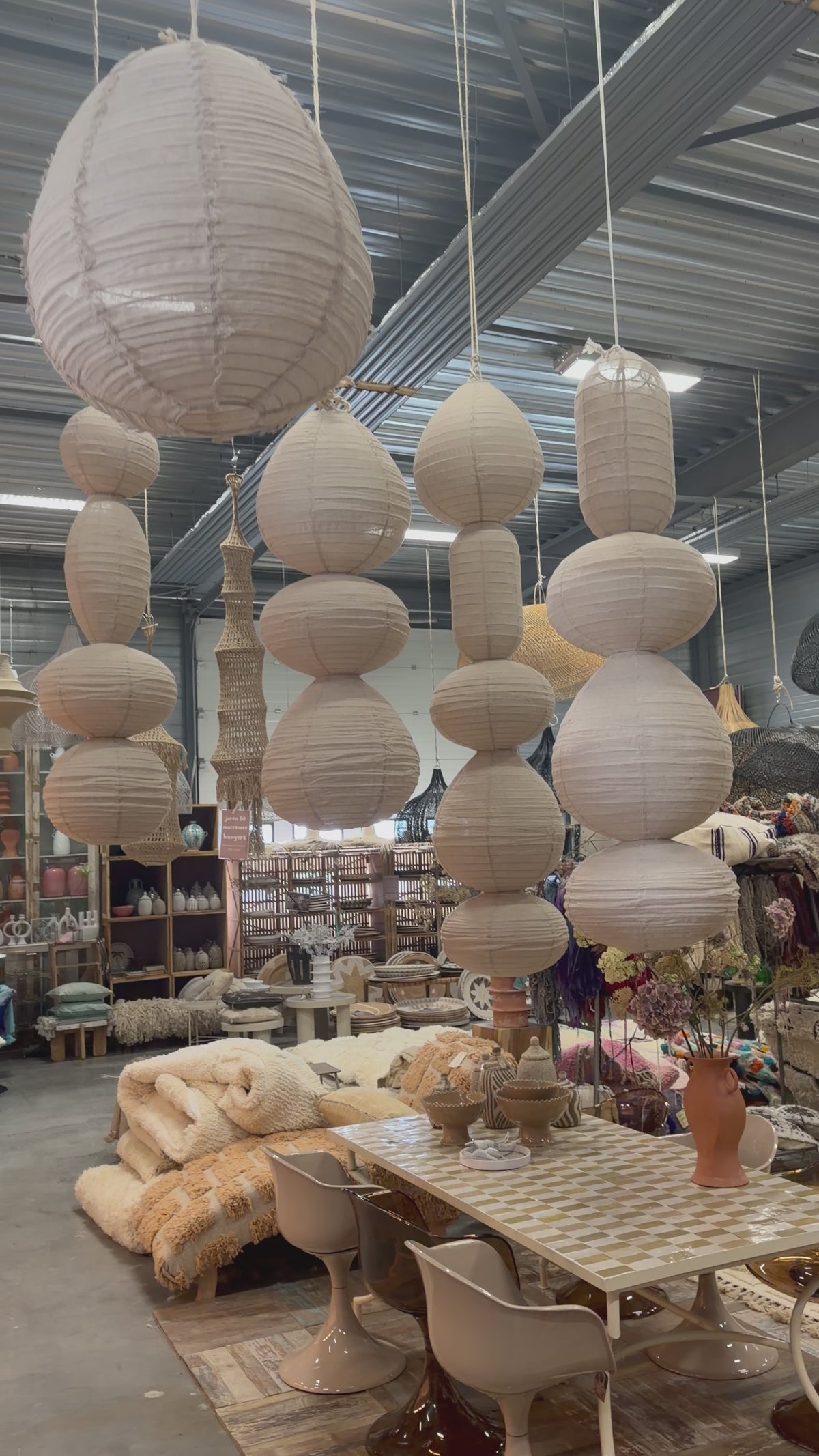 Video laden: Organische vormen lamp - 3 verschillende vormen - 220 x 40 cm - wit linnen