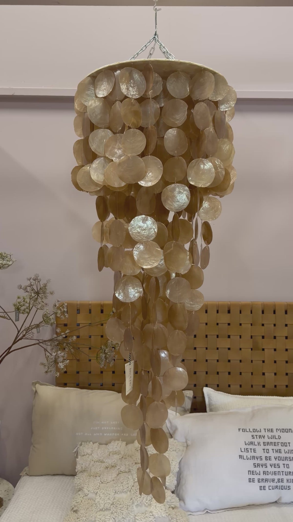 Video laden: Schelpen lamp Nude lang  - 50 x 150 cm