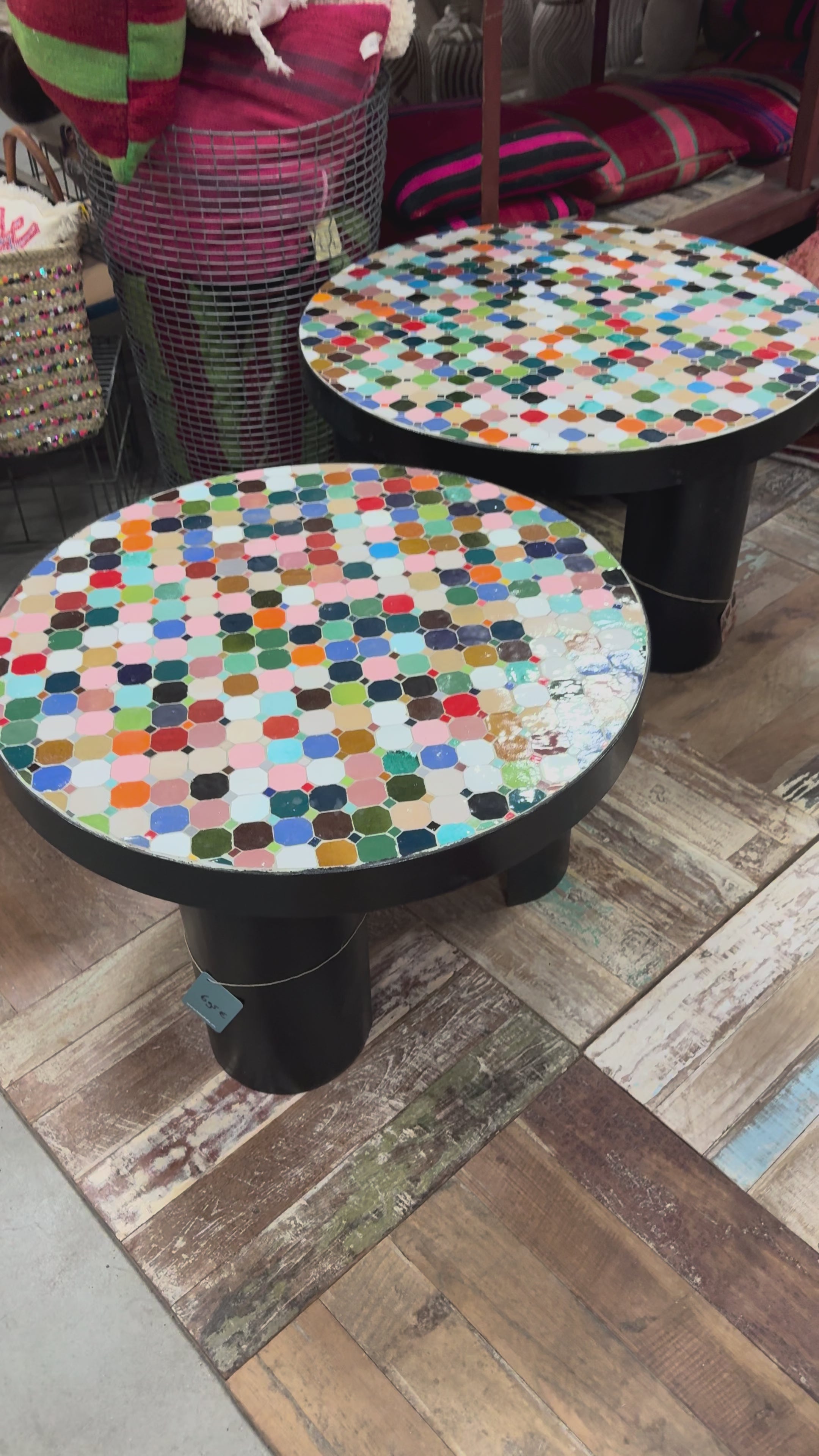 Video laden: Tegeltjes ronde bijzet tafel - multi colour - 50 cm - uniek exemplaar