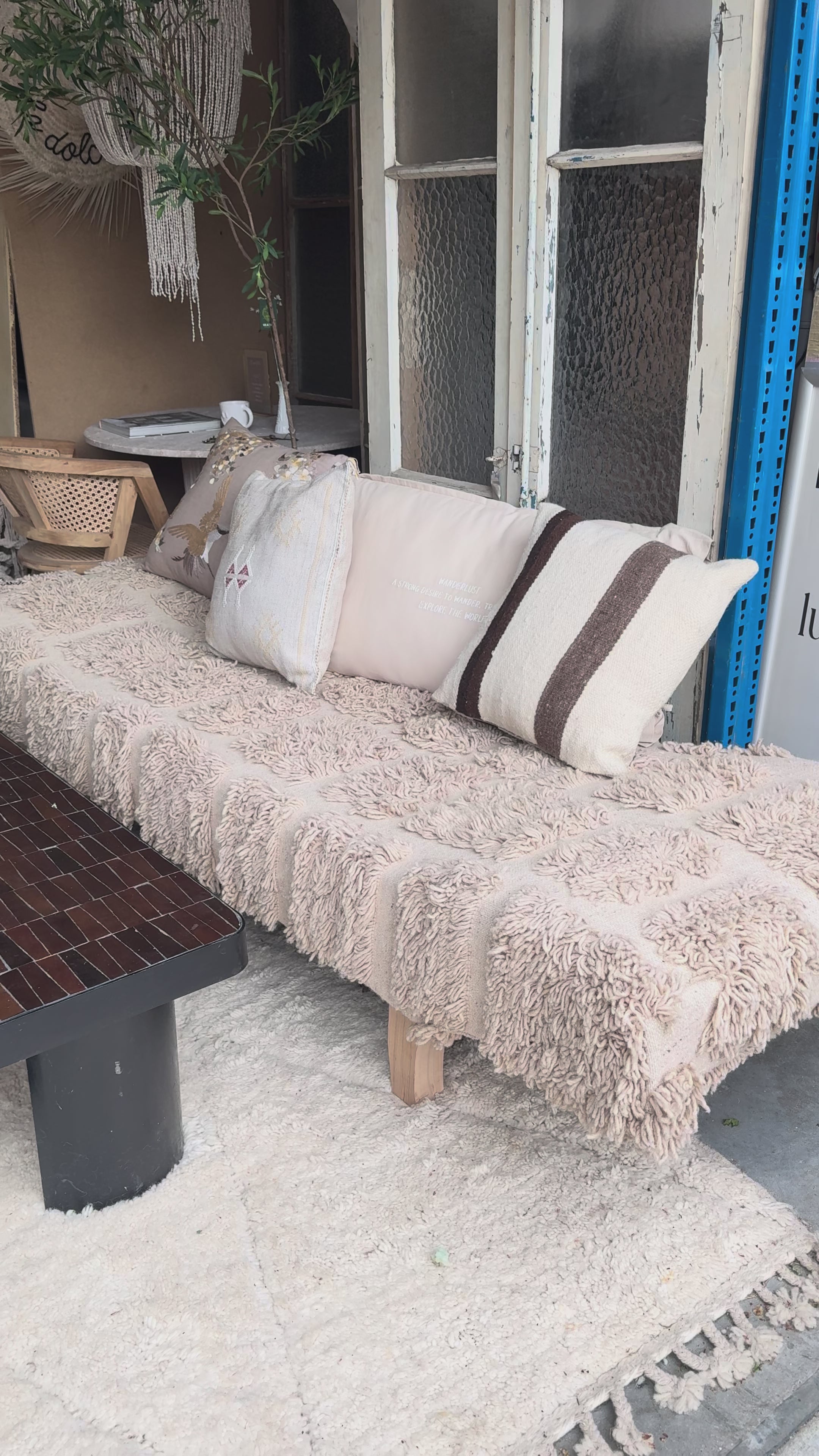 Video laden: Unieke bank met Marokkaans Berber Kleed – 215 lang x 75 cm breed x 80 cm hoog