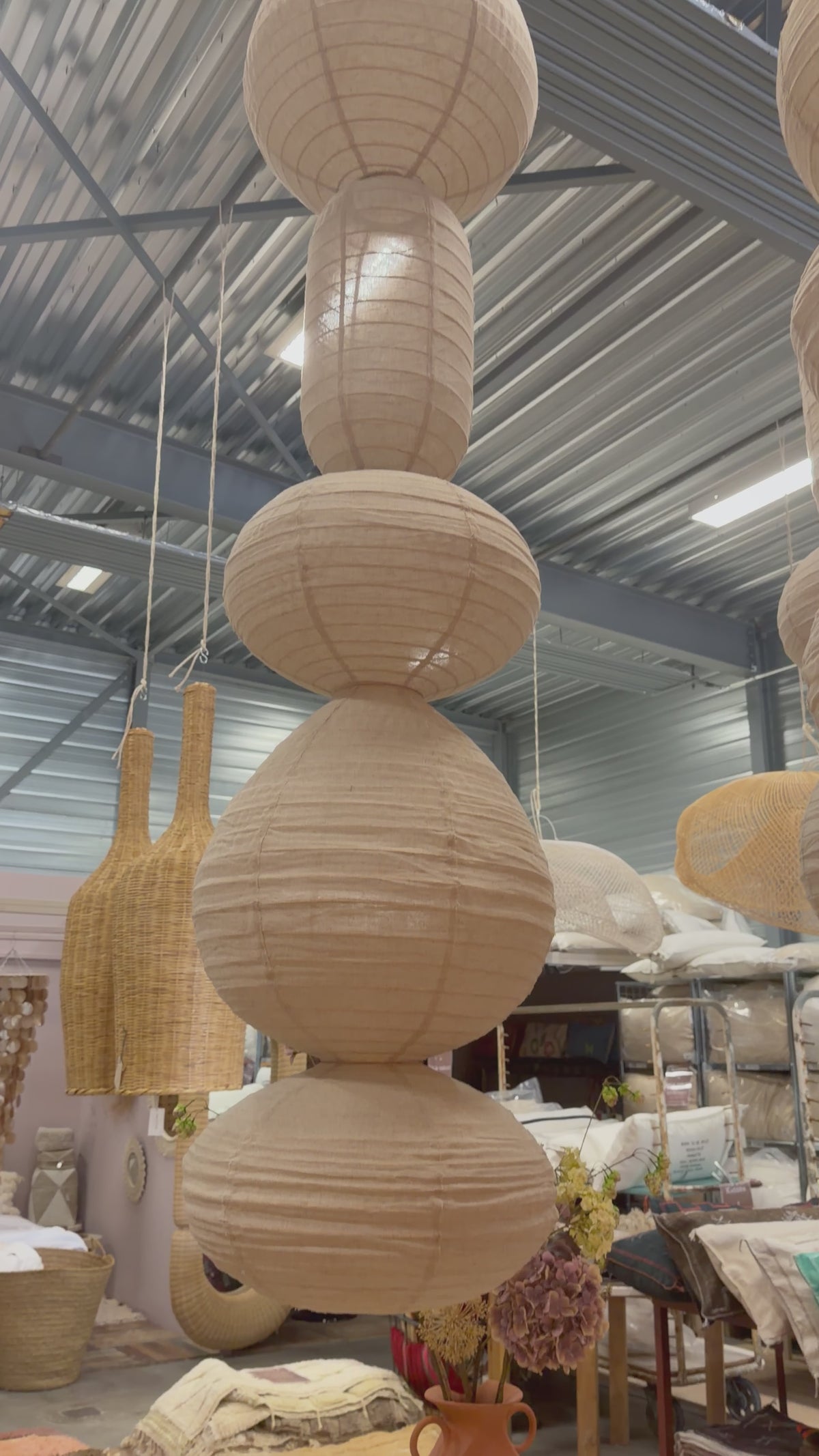 Video laden: Organische vormen lamp - 3 verschillende vormen - 220 x 40 cm - wit linnen