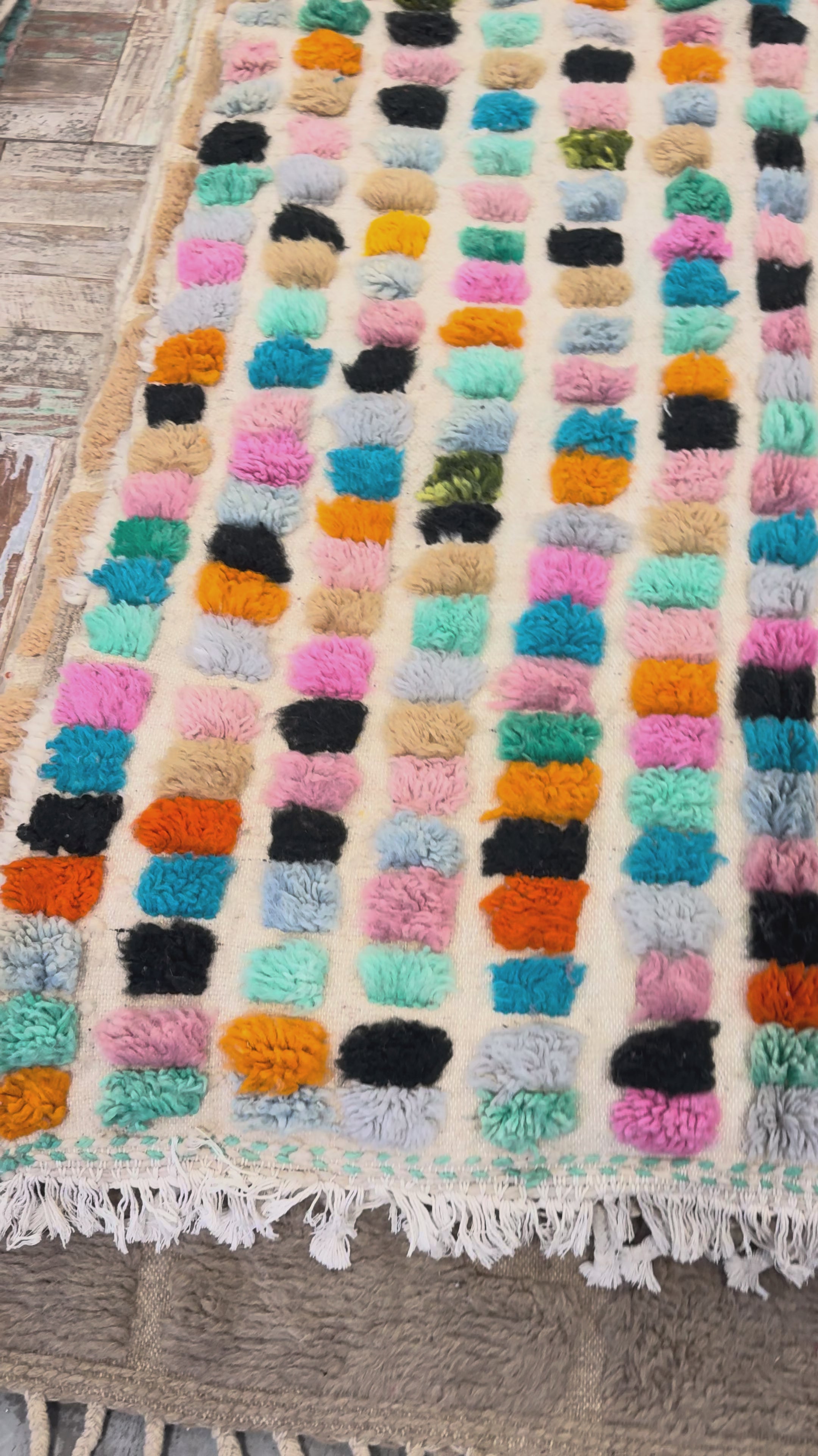 Video laden: Ifrane · Berber Wollen Meesterwerk · 260 x 155 cm · Naturel