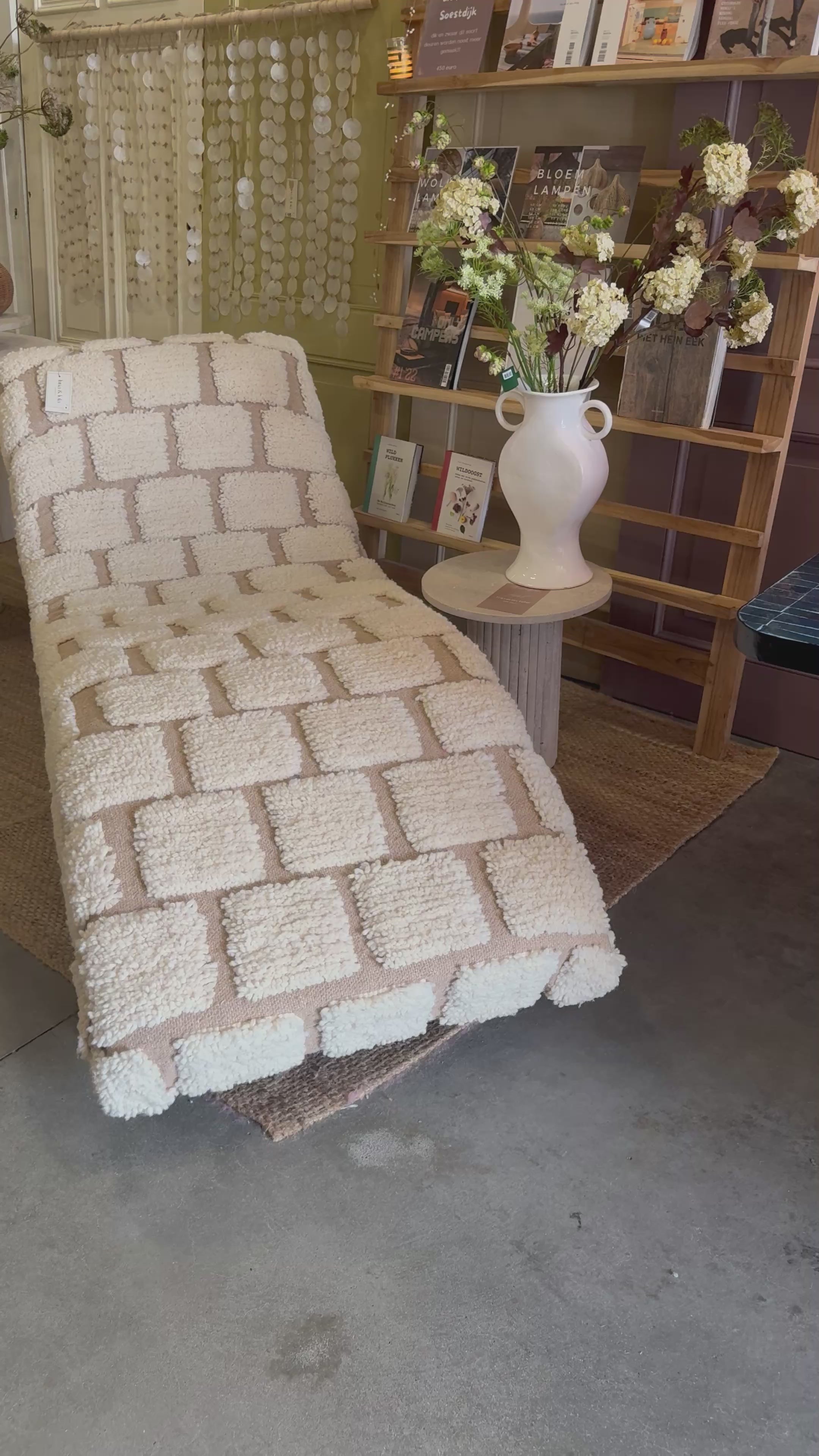 Video laden: Chaise longue van berber kleed 215 lang x 80 cm breed x 80 cm hoog