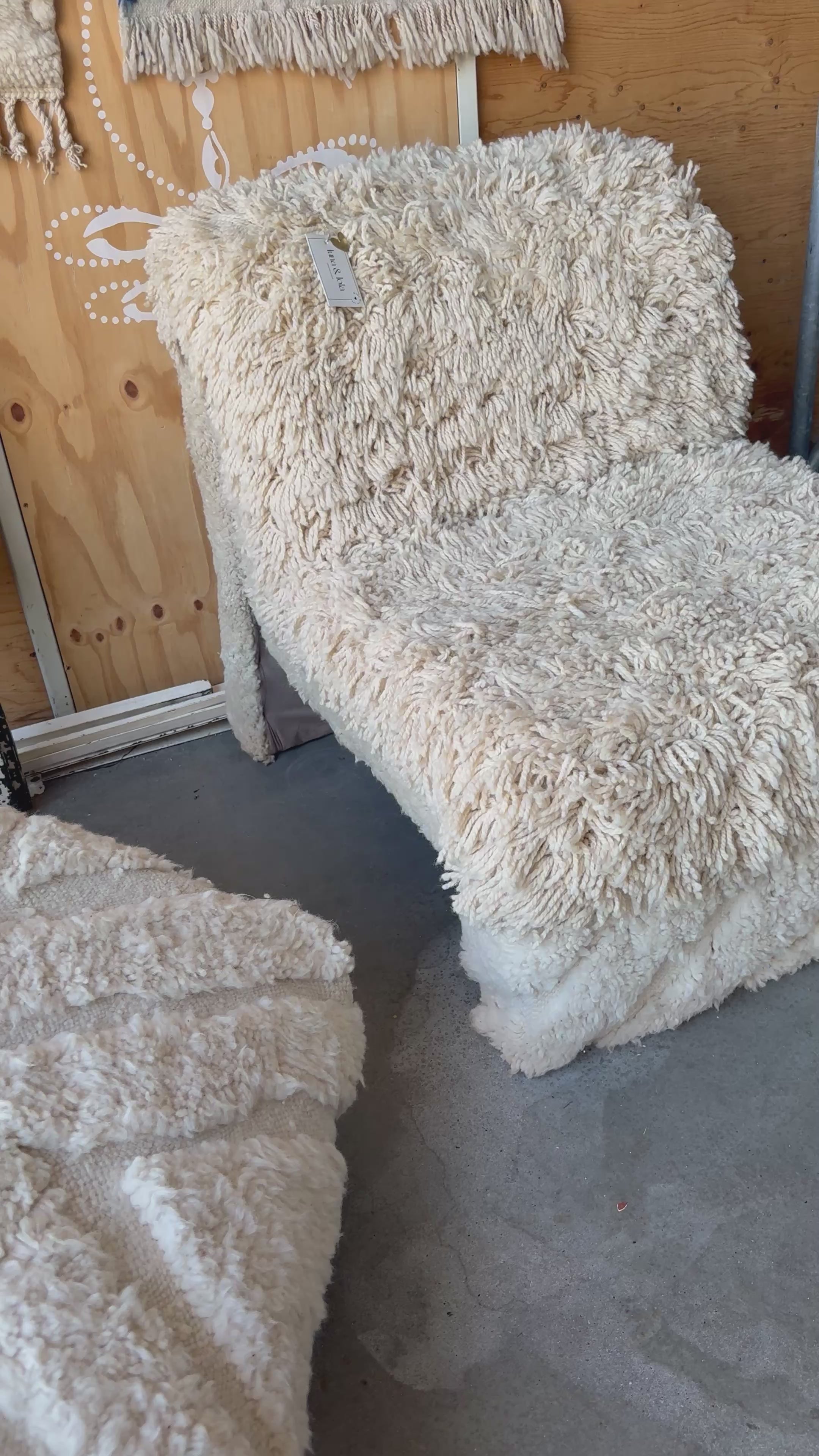 Video laden: Unieke Fauteuil met Marokkaans Berber Kleed –105 diep/zit vlak 60 cm x 80 breed x 90 hoog