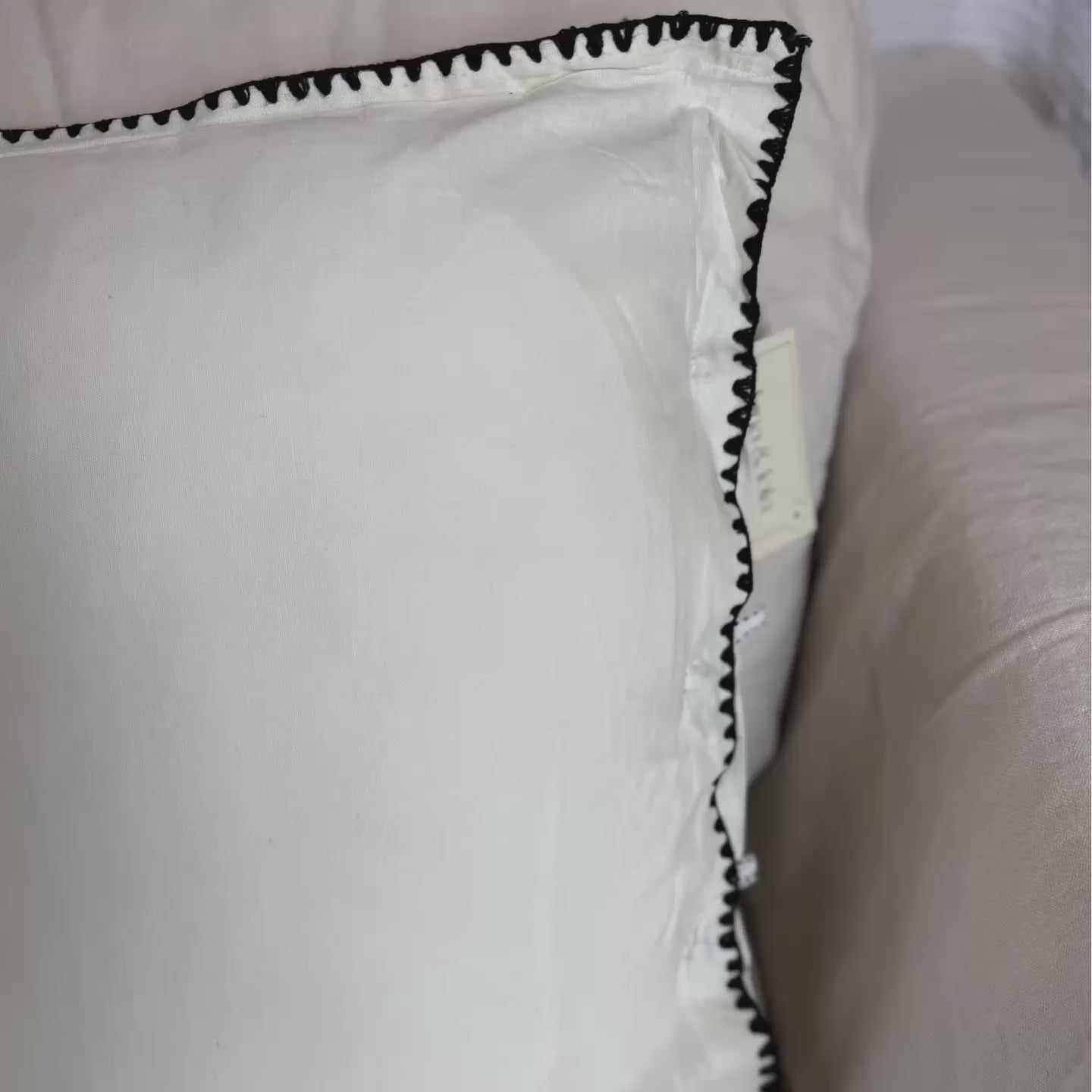Load video: Linnen Pillow + Filling | Good Vibes Only | White