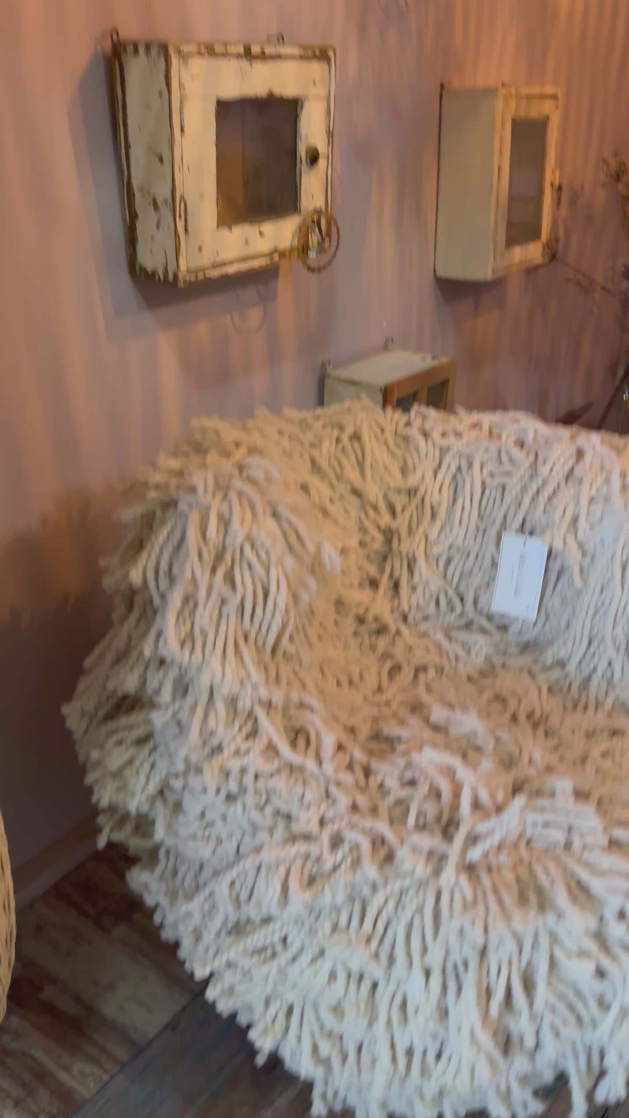 Video laden: Unieke fluffy stoeltje + Berber – 100% Wol
