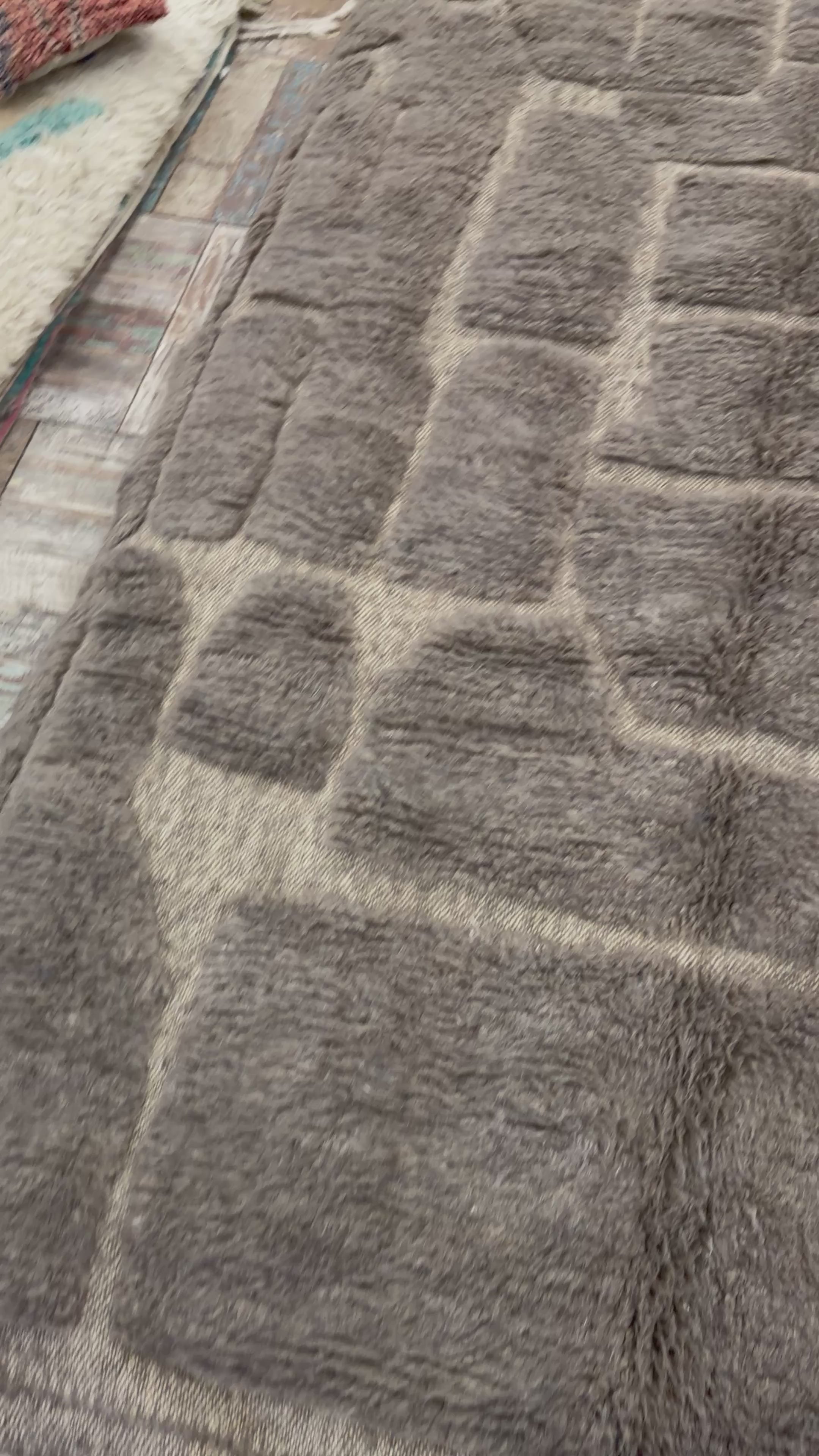 Speel de video af Taupe kleurig kleed – Handgeknoopt Berber vloerkleed uit Marokko | 250 x 150 cm