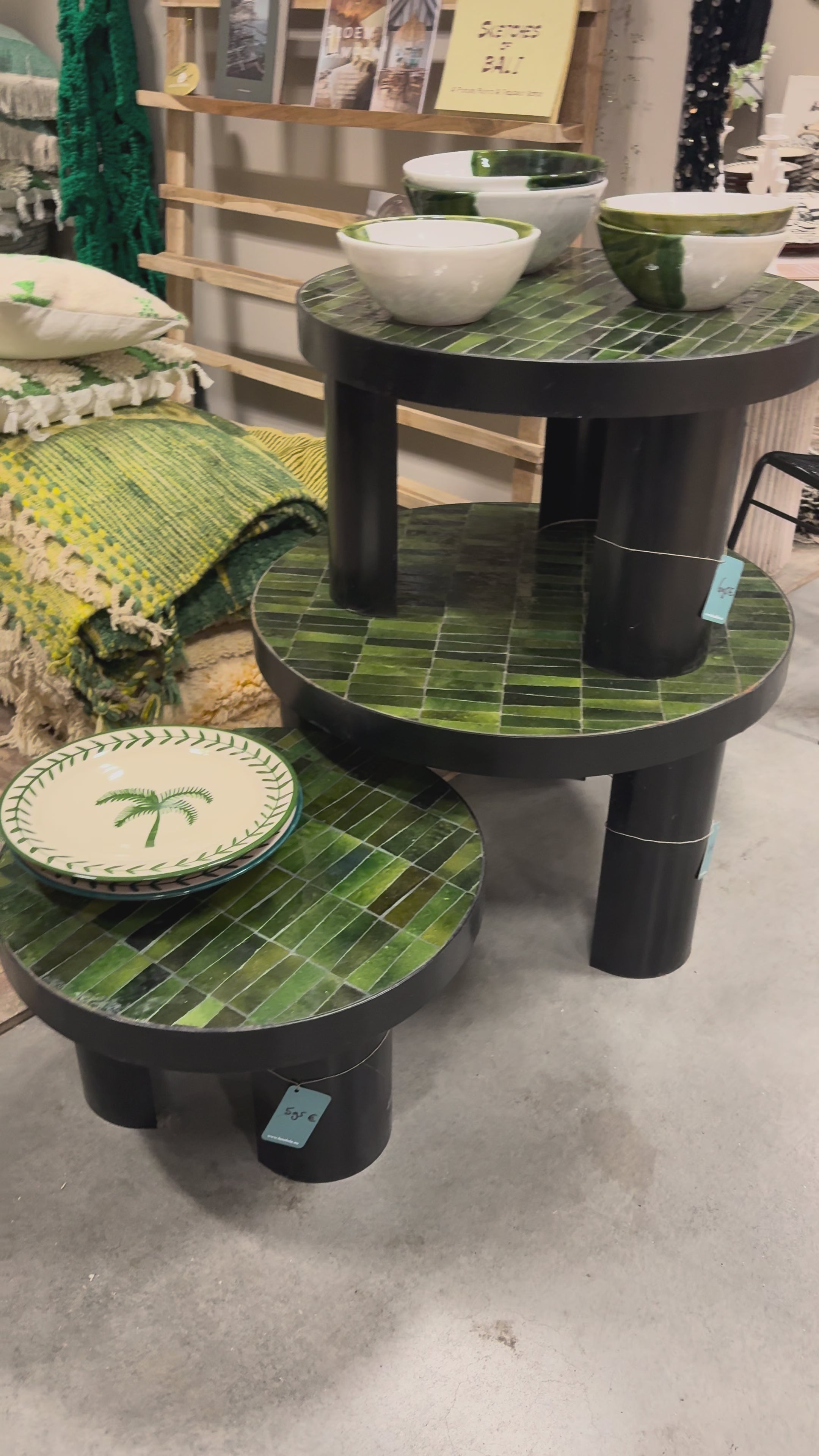 Video laden: Tegeltjes bijzet tafel - groen - 50 cm - uniek exemplaar