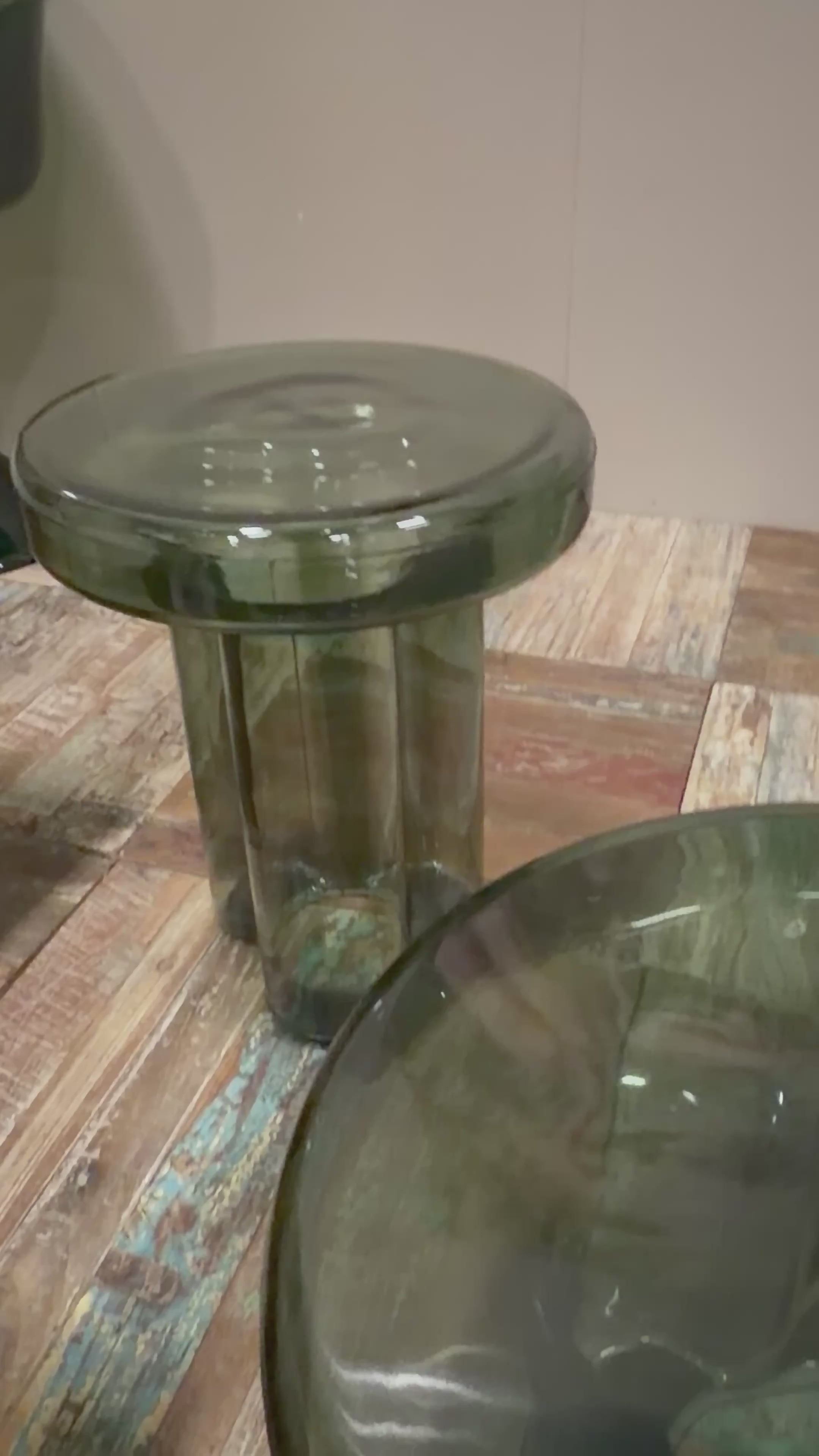 Speel de video af Olivia · Handgeblazen Glazen Bijzettafel · Groen