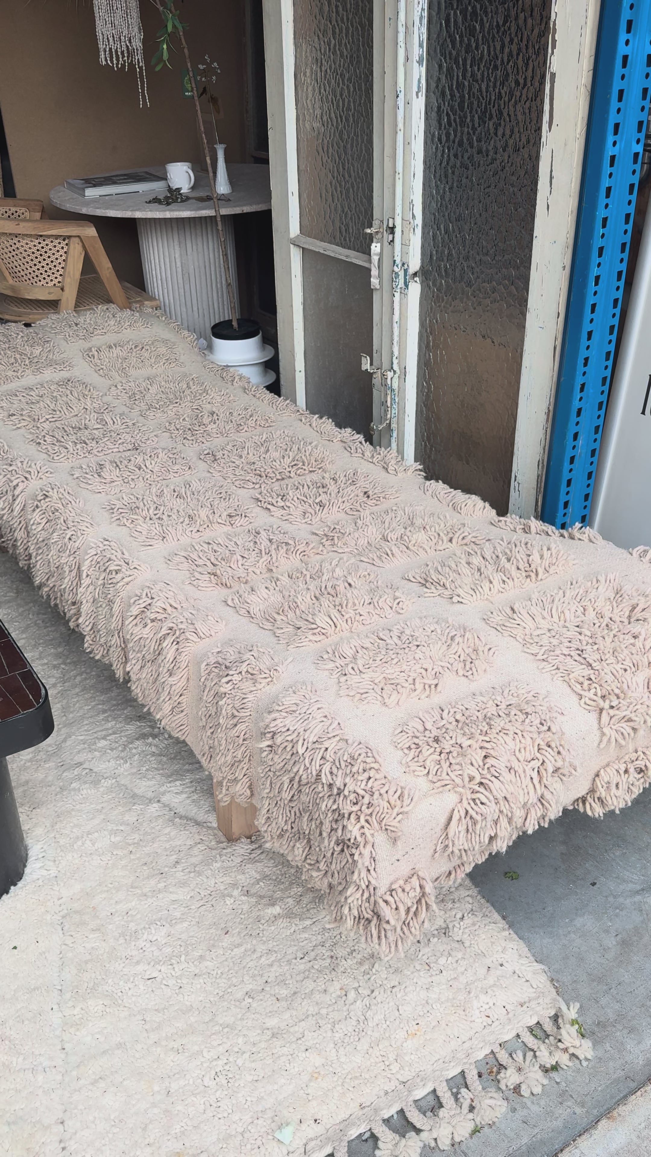 Video laden: Unieke bank met Marokkaans Berber Kleed – 215 lang x 75 cm breed x 80 cm hoog